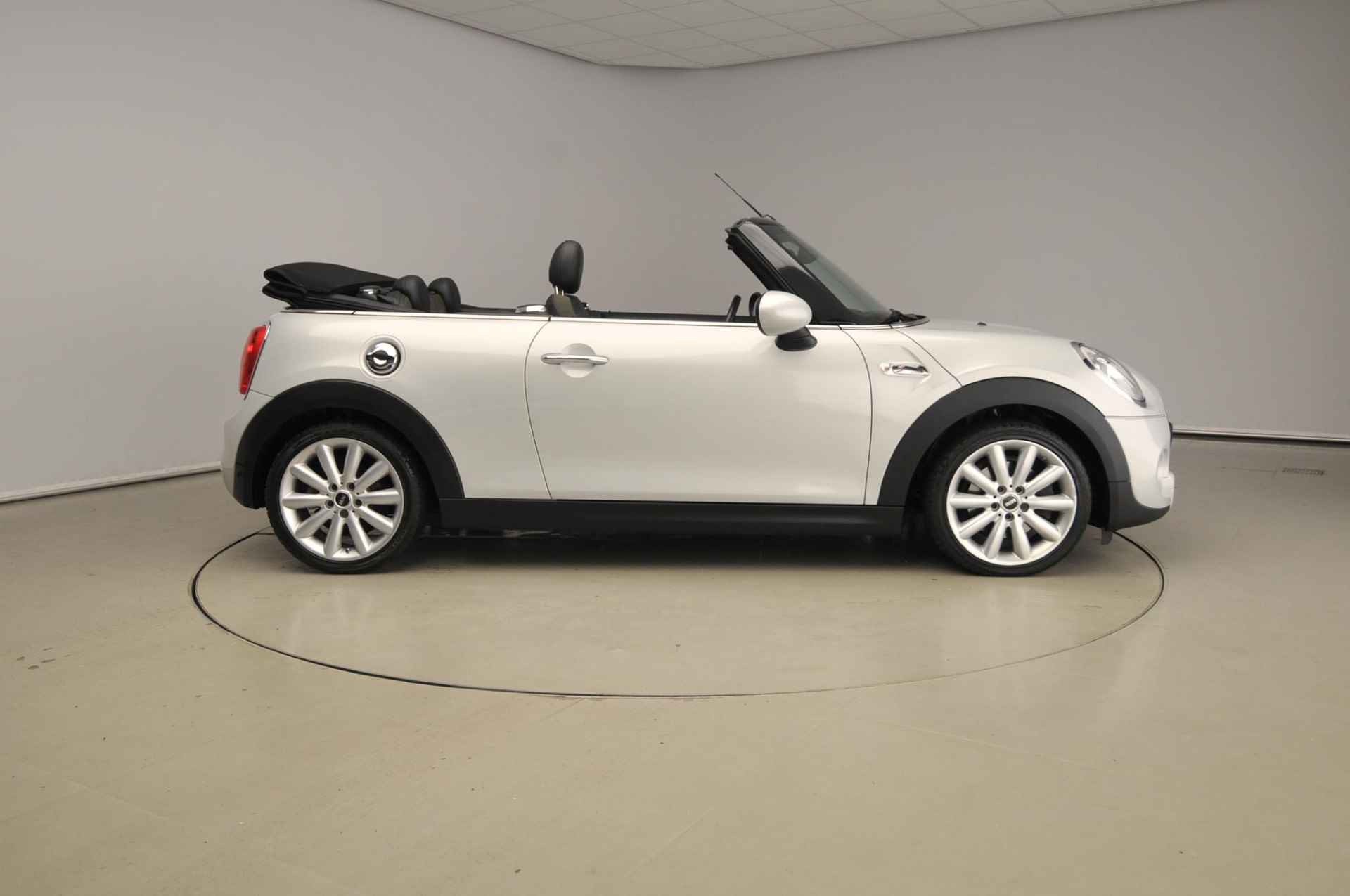 Mini Cabrio 2.0 Cooper S Chili Serious Business Automaat / Climate / PDC / LED / Cruise control / Sportstoelen - 3/40