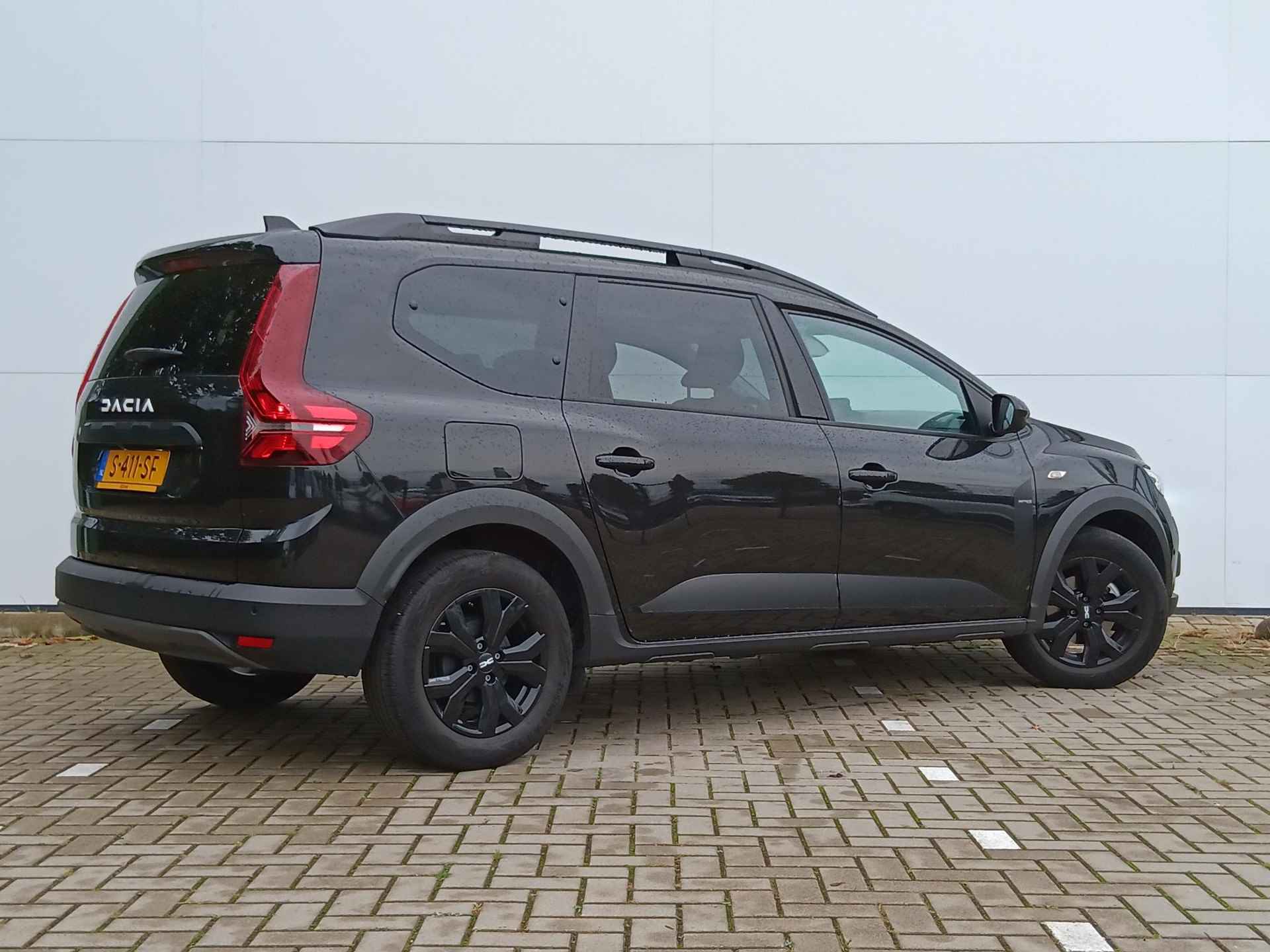 Dacia Jogger 1.0 TCe 110 Extreme 7p. Climate Control / Navigatie / Parkeersensoren + Camera / Dakrail Mulifunctioneel / Lichtmetalen Velgen / Privacy Glass - 3/34