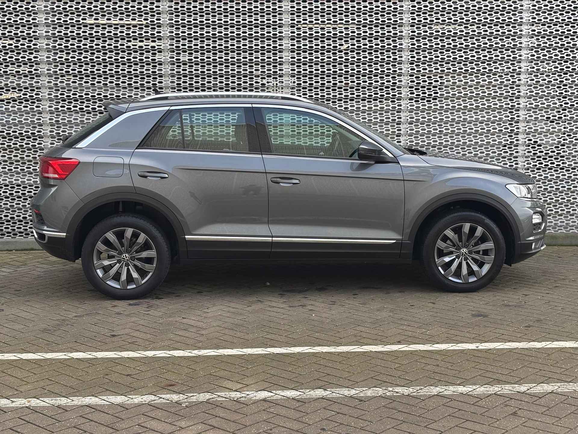 Volkswagen T-Roc 1.0 TSI Style / 17" LMV / Parkeersensoren V+A / Navigatiesysteem - 9/27