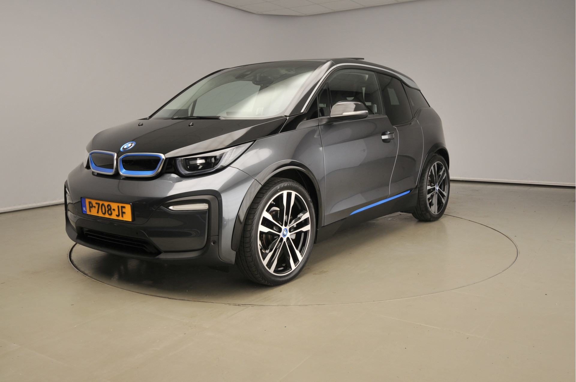 BMW i3 Business Edition Plus 120Ah 42 kWh LED / Leder / Navigatie / Schuifdak / Stoelverwarming / DAB / Alu 20 inch
