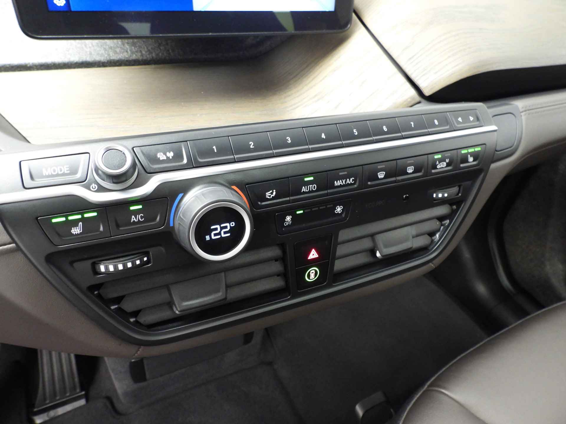 BMW i3 Business Edition Plus 120Ah 42 kWh LED / Leder / Navigatie / Schuifdak / Stoelverwarming / DAB / Alu 20 inch - 10/33