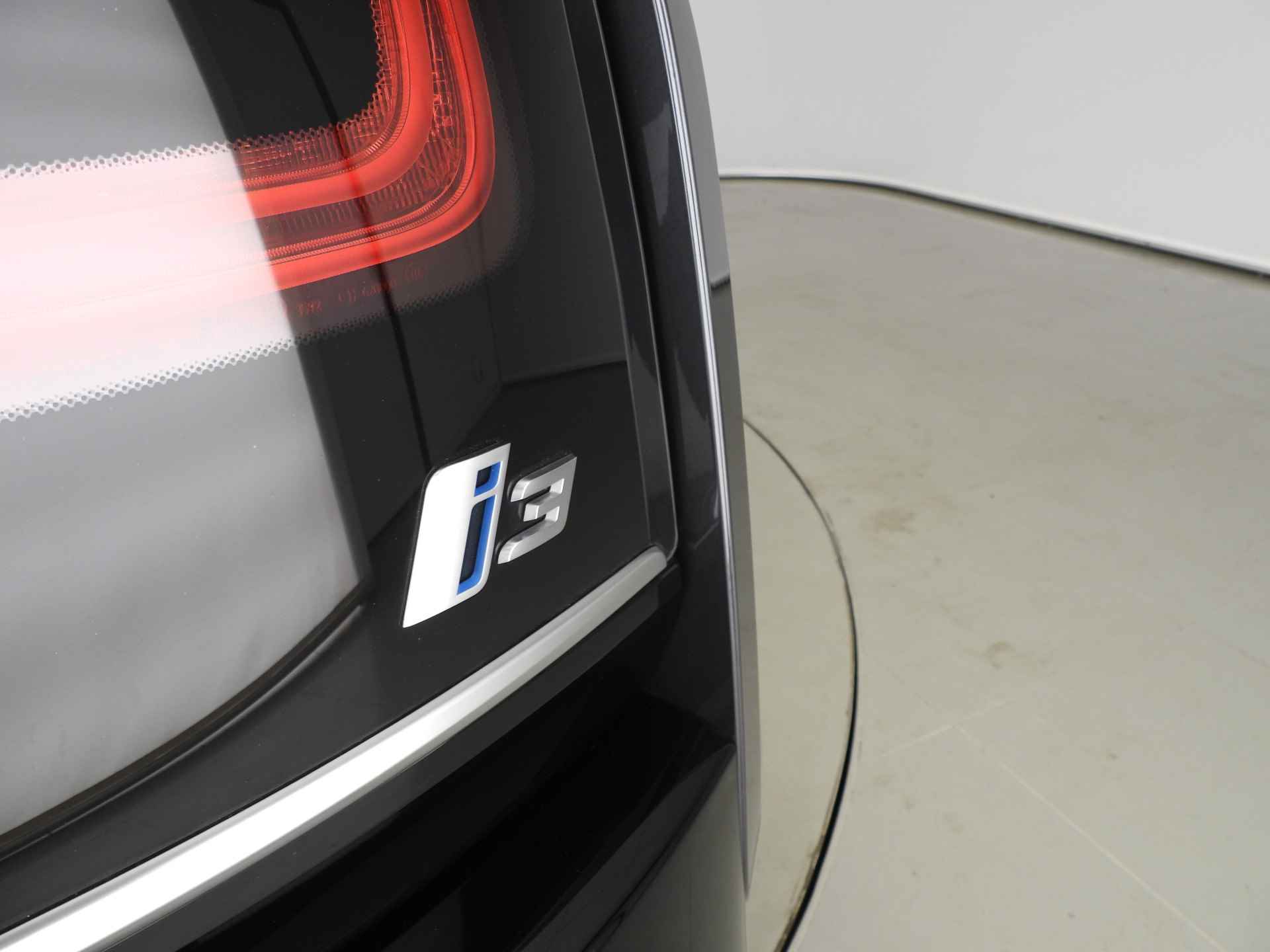 BMW i3 Business Edition Plus 120Ah 42 kWh LED / Leder / Navigatie / Schuifdak / Stoelverwarming / DAB / Alu 20 inch - 29/33
