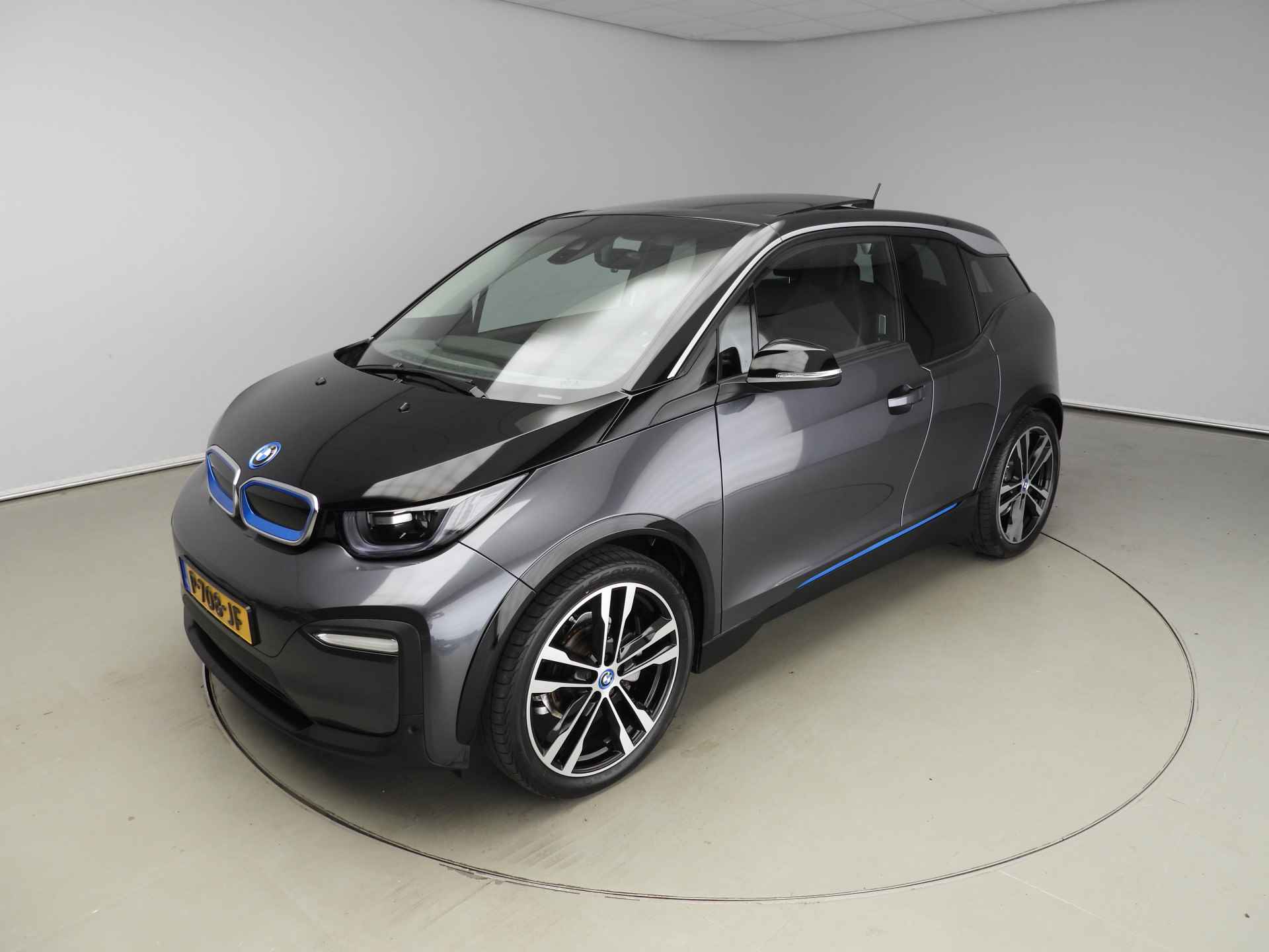 BMW i3 Business Edition Plus 120Ah 42 kWh LED / Leder / Navigatie / Schuifdak / Stoelverwarming / DAB / Alu 20 inch - 30/33