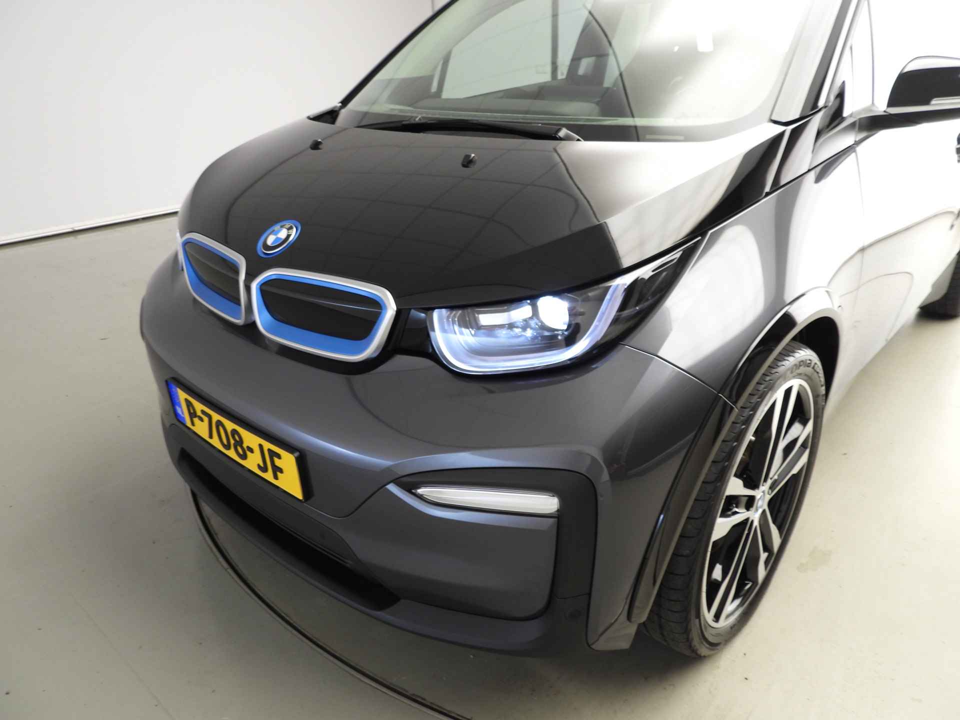 BMW i3 Business Edition Plus 120Ah 42 kWh LED / Leder / Navigatie / Schuifdak / Stoelverwarming / DAB / Alu 20 inch - 31/33