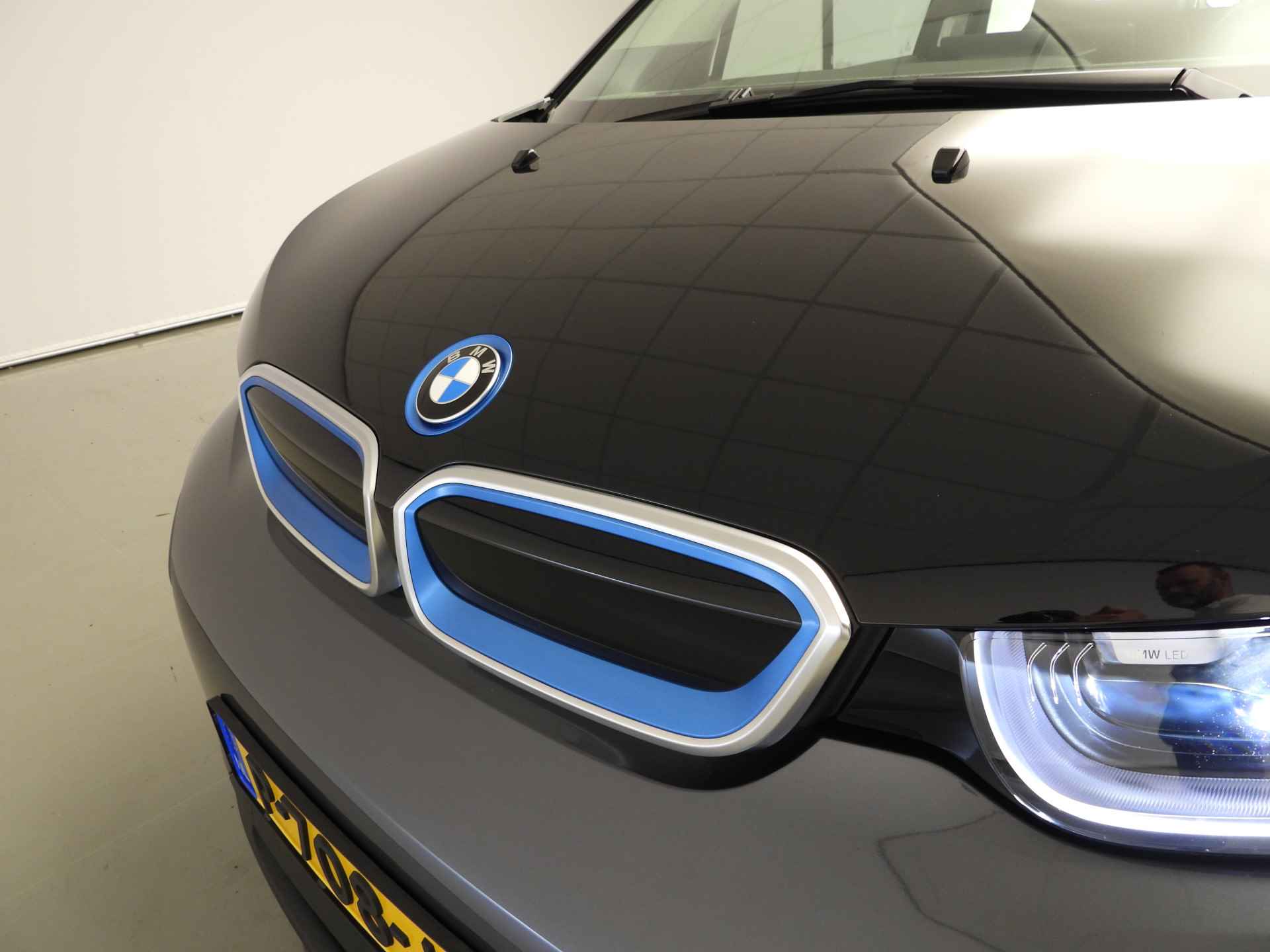 BMW i3 Business Edition Plus 120Ah 42 kWh LED / Leder / Navigatie / Schuifdak / Stoelverwarming / DAB / Alu 20 inch - 32/33