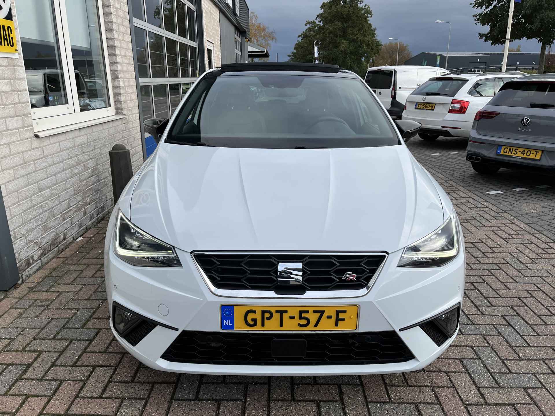 SEAT Ibiza 1.5 TSI FR Black Edition / AUTOMAAT/ PANO/ 150 PK/ CAMERA/ PARK. SENSOREN/ LED/ KEYLESS/ STOEL VERWARM./ VIRTUAL COCKPIT/ ADAPT. CRUISE/ APP CONNECT/ NAVI/ CLIMA/ DAB/ 18" LMV/ - 35/44