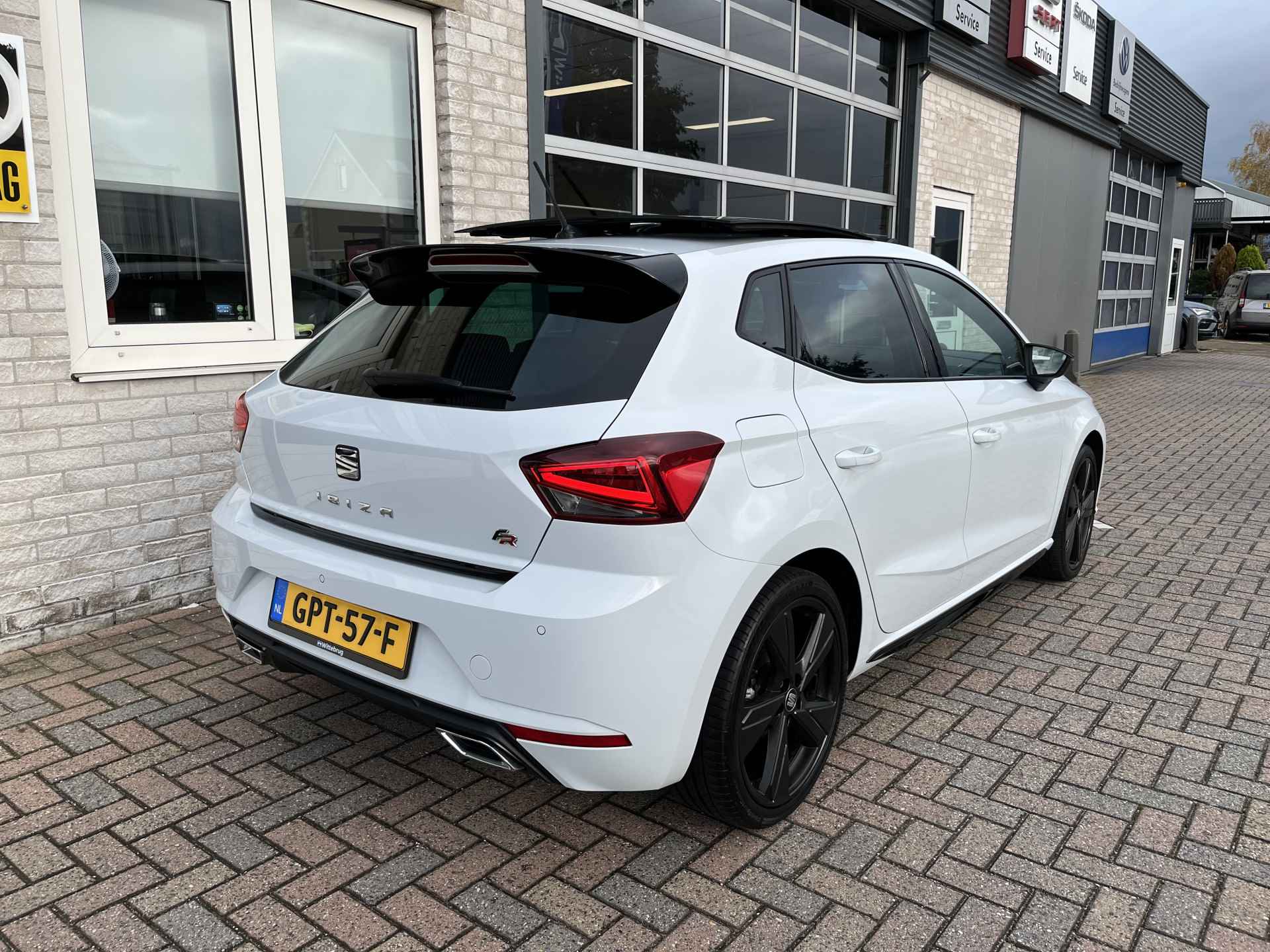 SEAT Ibiza 1.5 TSI FR Black Edition / AUTOMAAT/ PANO/ 150 PK/ CAMERA/ PARK. SENSOREN/ LED/ KEYLESS/ STOEL VERWARM./ VIRTUAL COCKPIT/ ADAPT. CRUISE/ APP CONNECT/ NAVI/ CLIMA/ DAB/ 18" LMV/ - 38/44