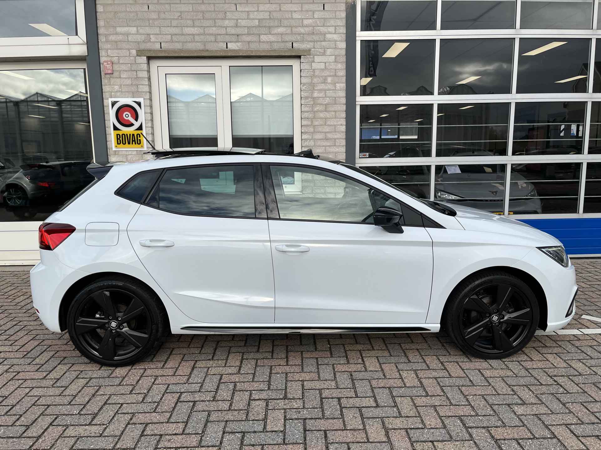 SEAT Ibiza 1.5 TSI FR Black Edition / AUTOMAAT/ PANO/ 150 PK/ CAMERA/ PARK. SENSOREN/ LED/ KEYLESS/ STOEL VERWARM./ VIRTUAL COCKPIT/ ADAPT. CRUISE/ APP CONNECT/ NAVI/ CLIMA/ DAB/ 18" LMV/ - 39/44