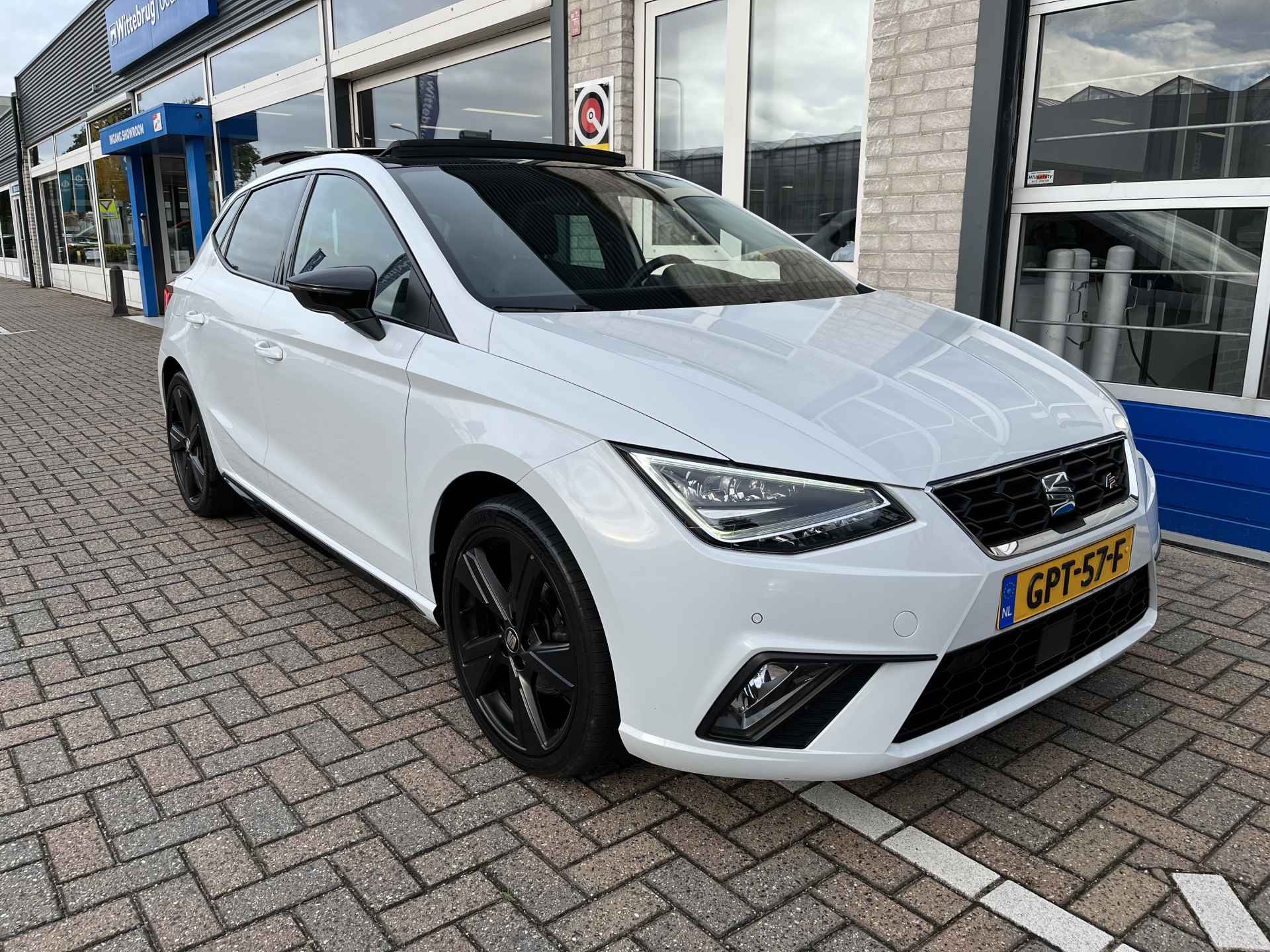 SEAT Ibiza 1.5 TSI FR Black Edition / AUTOMAAT/ PANO/ 150 PK/ CAMERA/ PARK. SENSOREN/ LED/ KEYLESS/ STOEL VERWARM./ VIRTUAL COCKPIT/ ADAPT. CRUISE/ APP CONNECT/ NAVI/ CLIMA/ DAB/ 18" LMV/ - 40/44