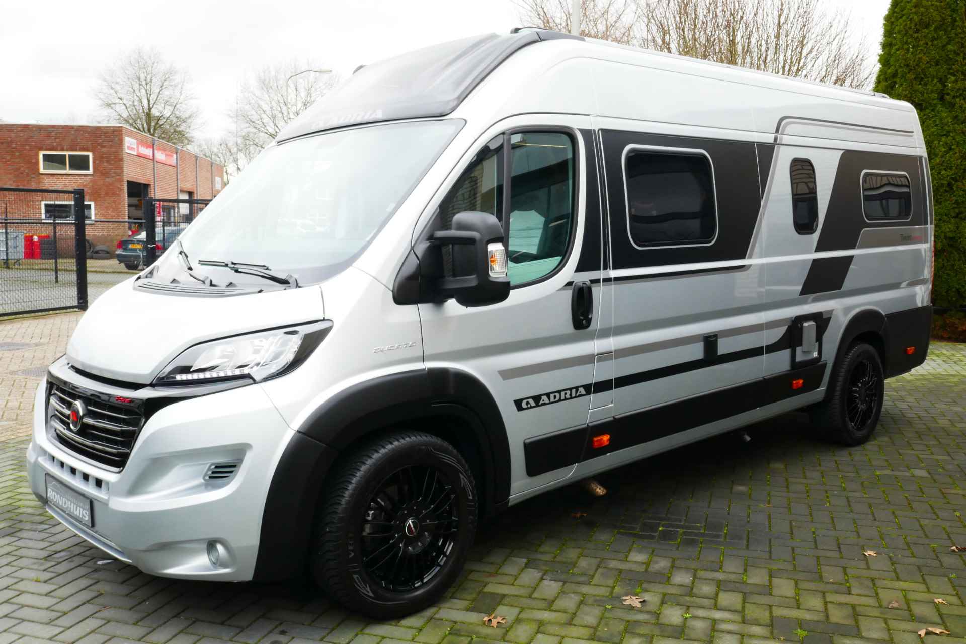 Adria Twin Supreme 640 SGX 160 pk 9-TRAPS AUTOMAAT Euro6 Fiat Ducato **Lengtebedden in hoogte verstelbaar/4 zitplaatsen/Trekhaak/Luife - 60/85