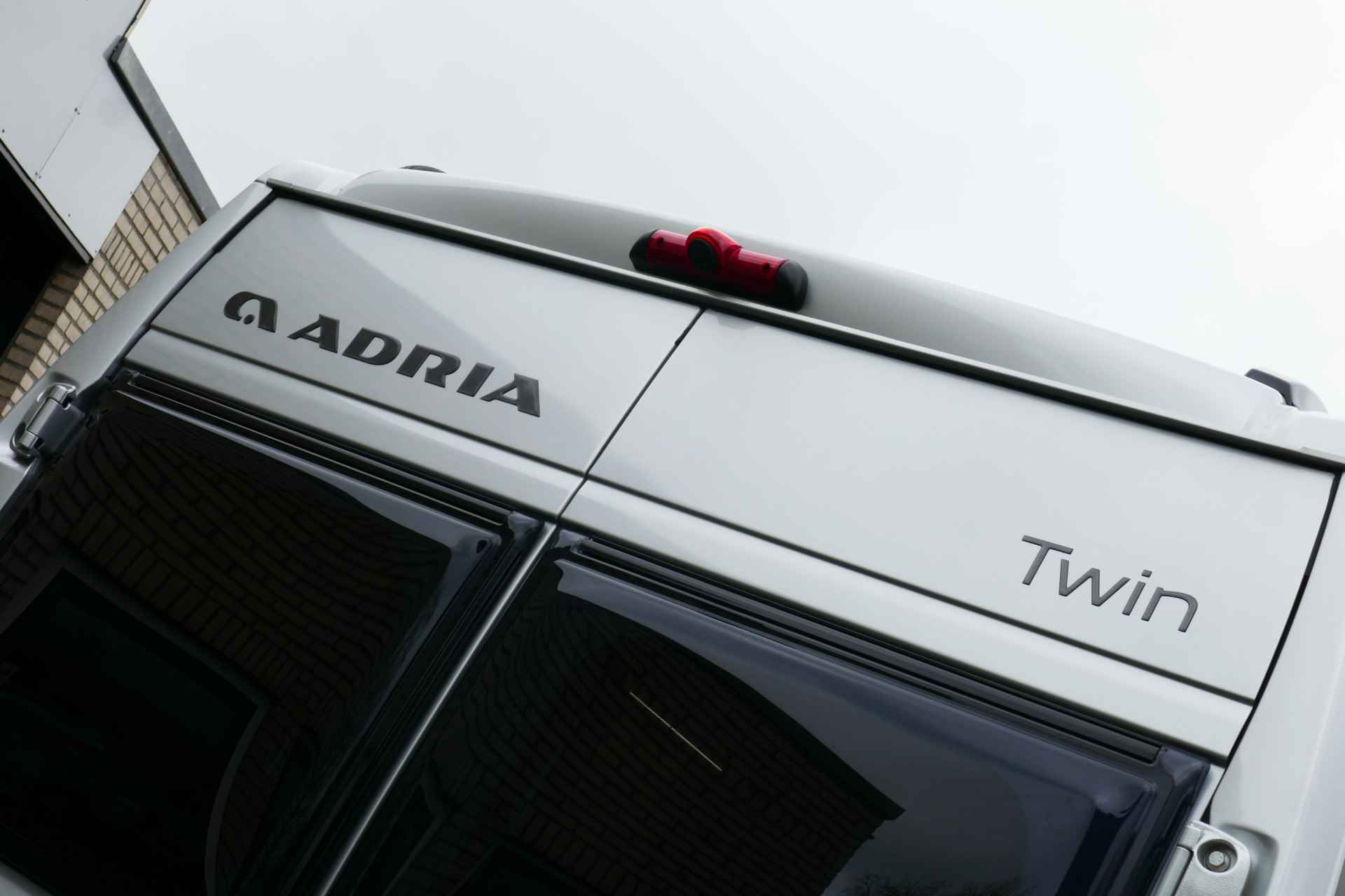 Adria Twin Supreme 640 SGX 160 pk 9-TRAPS AUTOMAAT Euro6 Fiat Ducato **Lengtebedden in hoogte verstelbaar/4 zitplaatsen/Trekhaak/Luife - 63/85