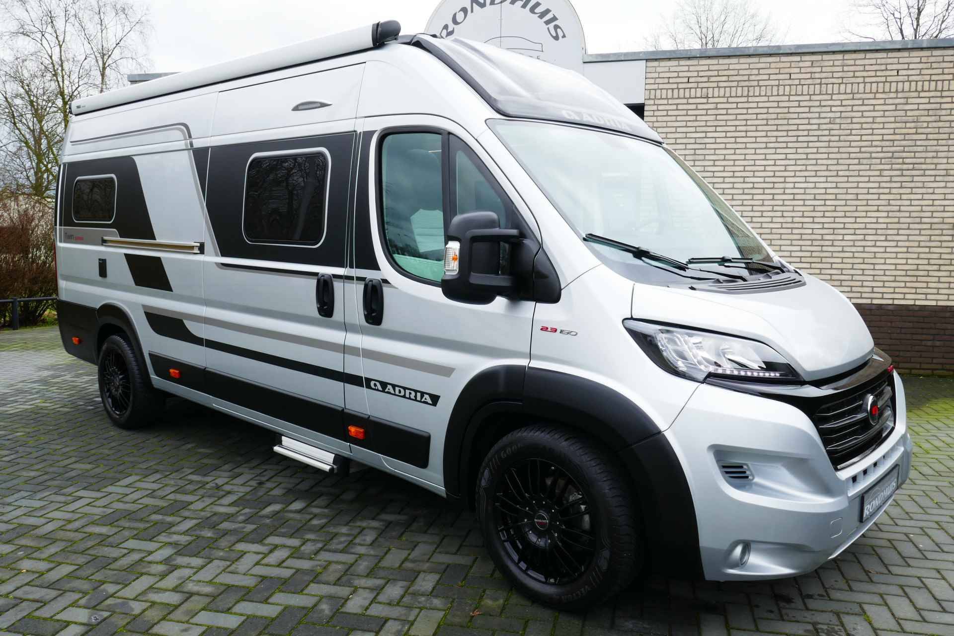 Adria Twin Supreme 640 SGX 160 pk 9-TRAPS AUTOMAAT Euro6 Fiat Ducato **Lengtebedden in hoogte verstelbaar/4 zitplaatsen/Trekhaak/Luife - 2/85