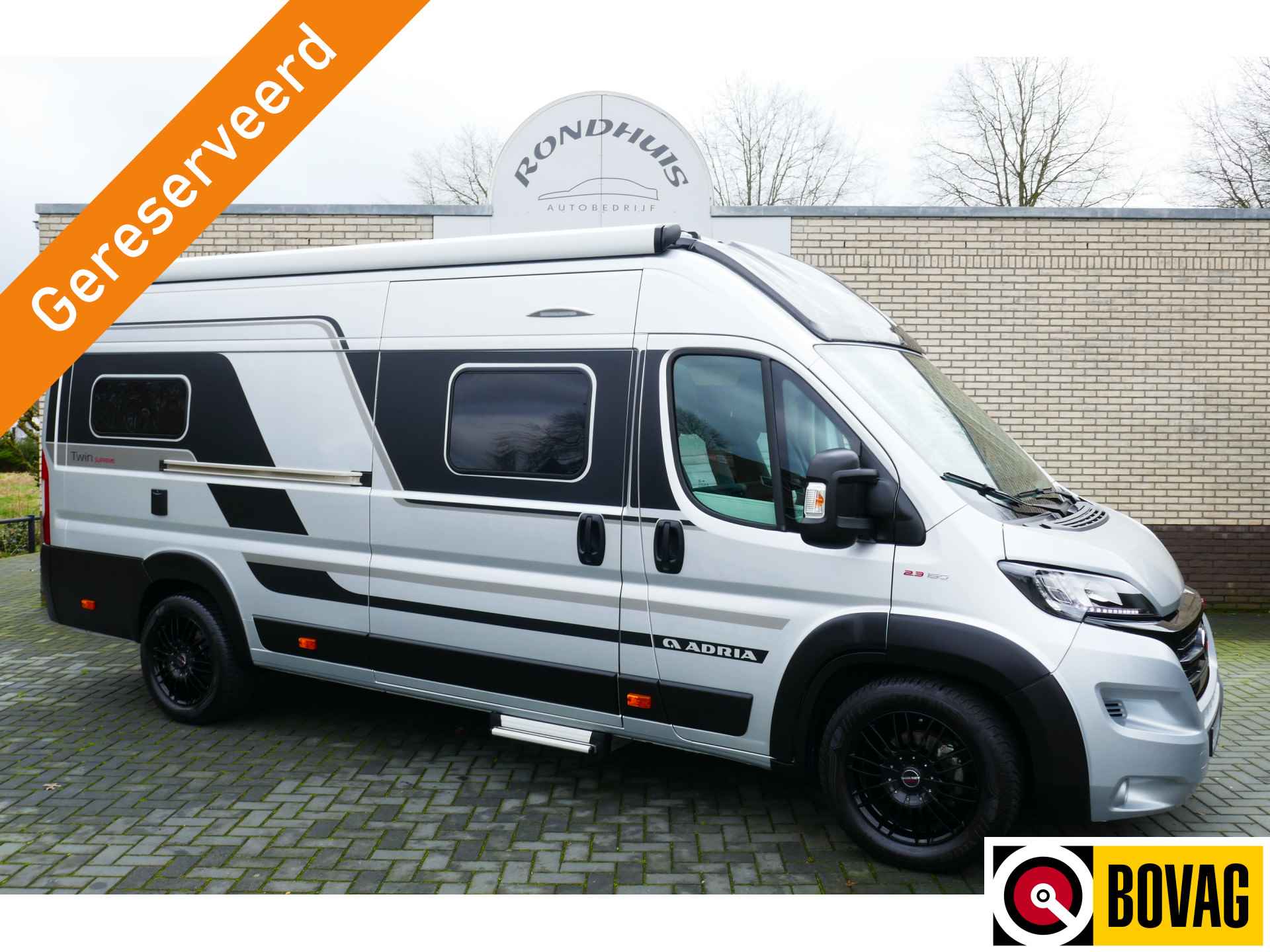 Adria Twin Supreme 640 SGX 160 pk 9-TRAPS AUTOMAAT Euro6 Fiat Ducato **Lengtebedden in hoogte verstelbaar/4 zitplaatsen/Trekhaak/Luife