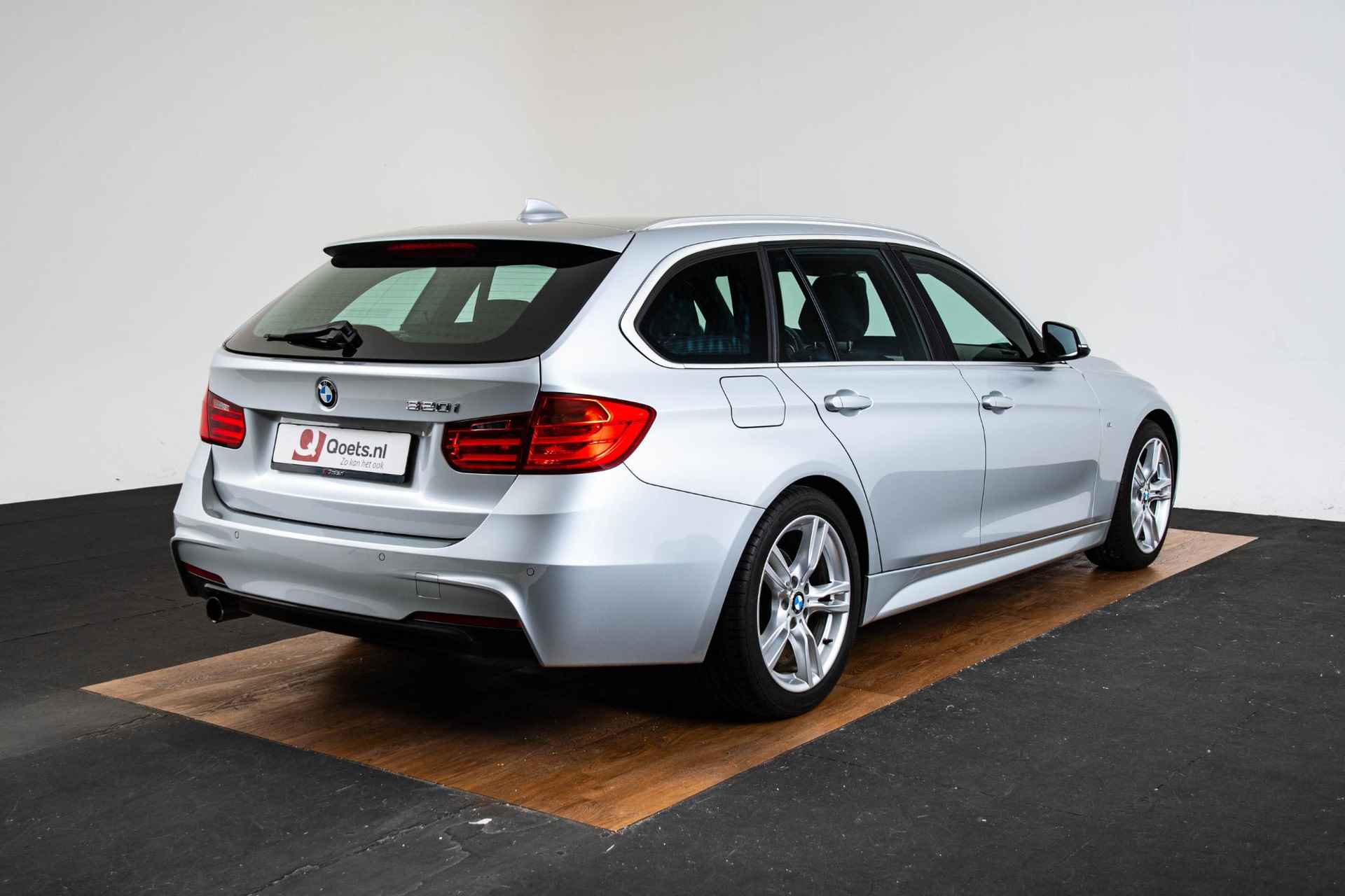 BMW 3-serie Touring 320i Executive M Sportpakket - Cruise Control - Navigatie Professional - Xenon - Parkeersensoren achter - Alarm - 2/62