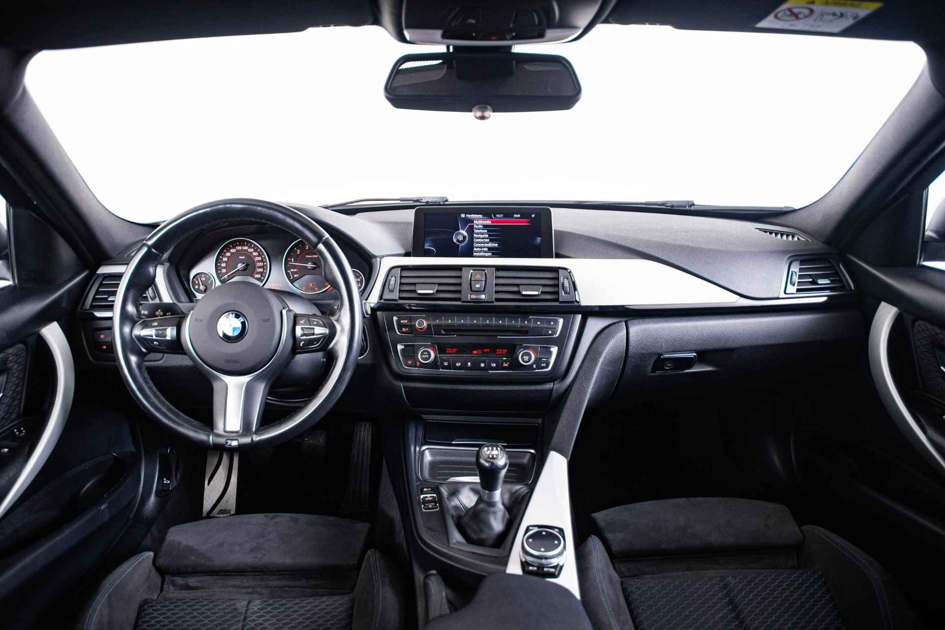 BMW 3-serie Touring 320i Executive M Sportpakket - Cruise Control - Navigatie Professional - Xenon - Parkeersensoren achter - Alarm - 3/62