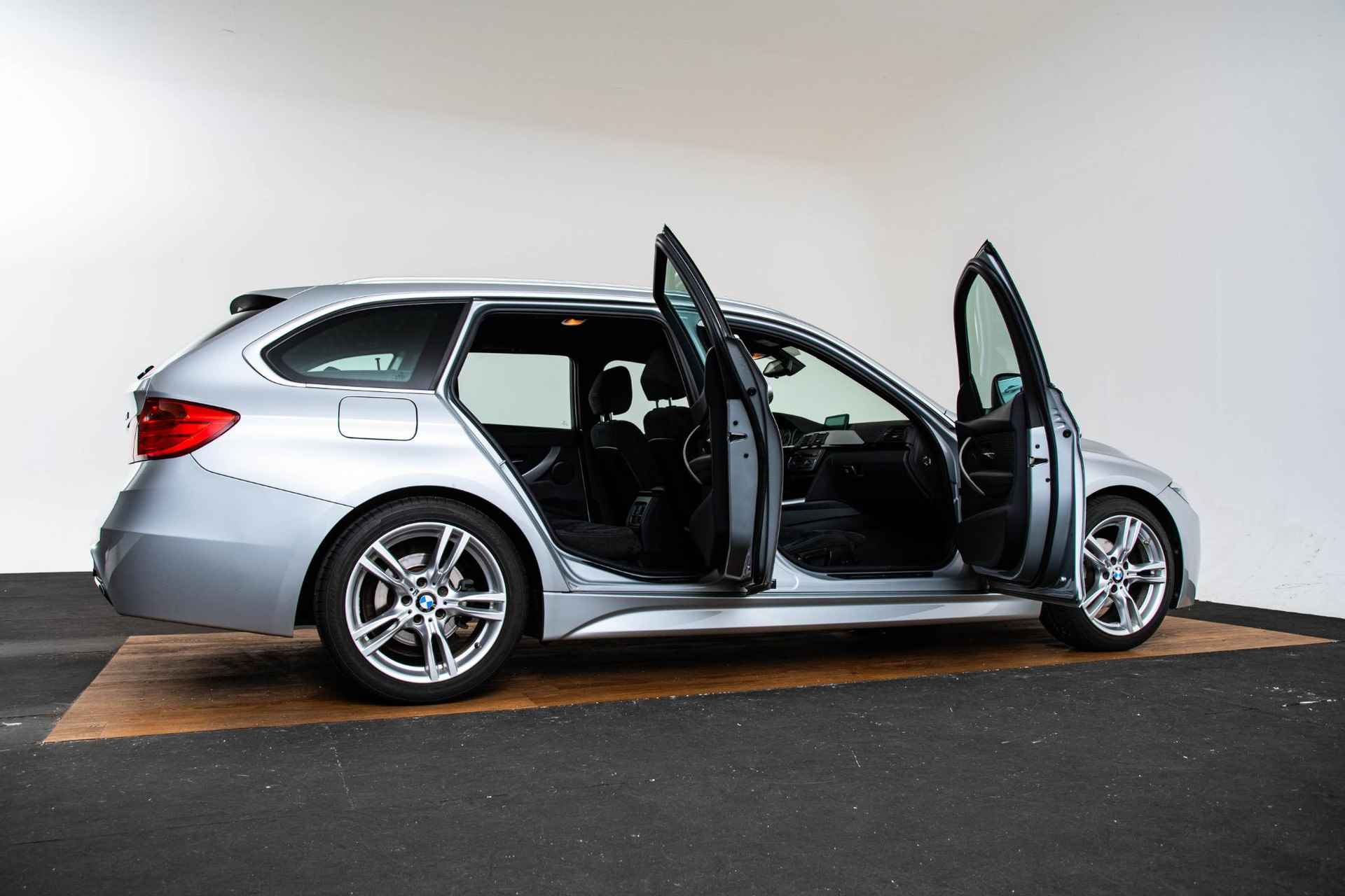 BMW 3-serie Touring 320i Executive M Sportpakket - Cruise Control - Navigatie Professional - Xenon - Parkeersensoren achter - Alarm - 9/62