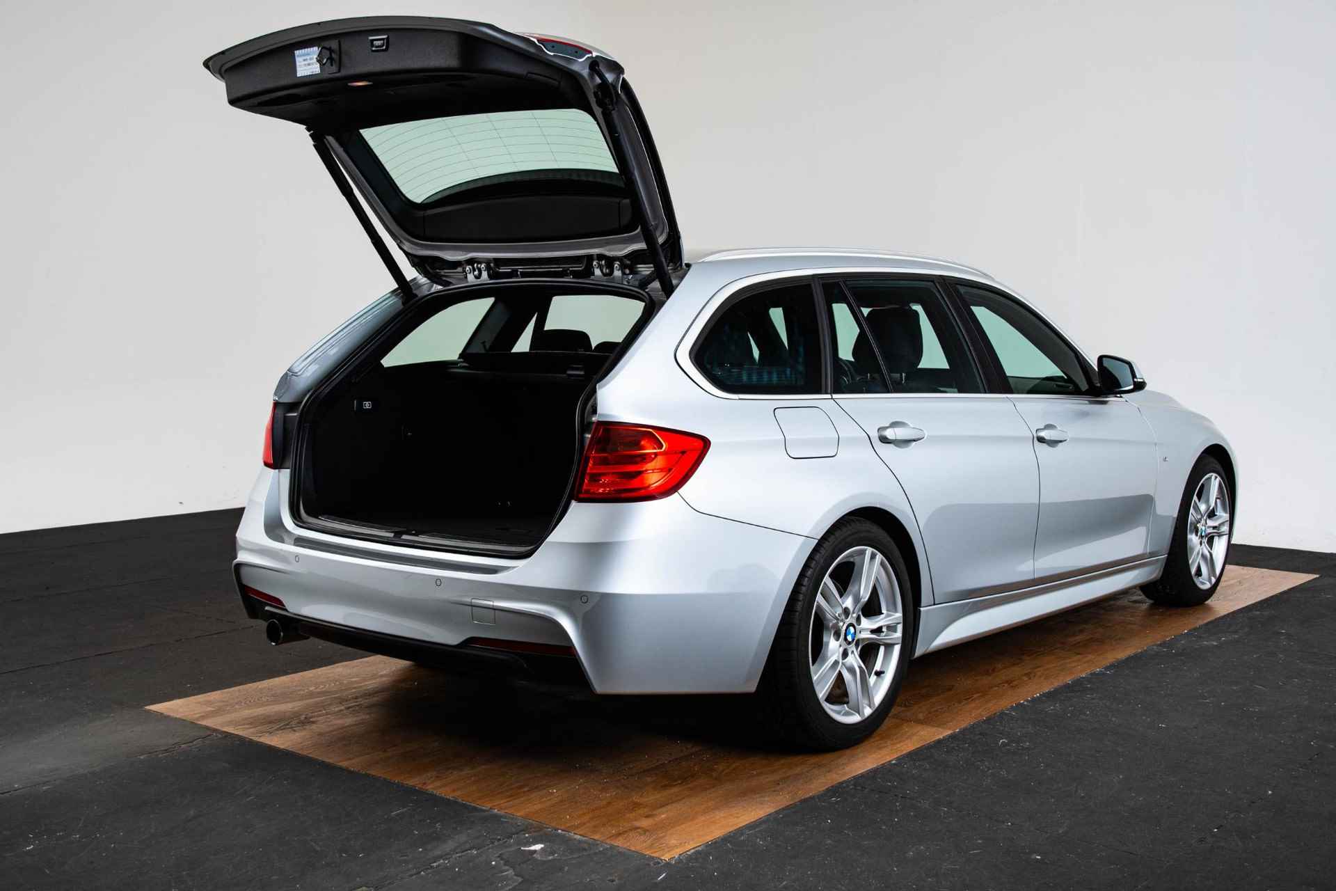 BMW 3-serie Touring 320i Executive M Sportpakket - Cruise Control - Navigatie Professional - Xenon - Parkeersensoren achter - Alarm - 12/62