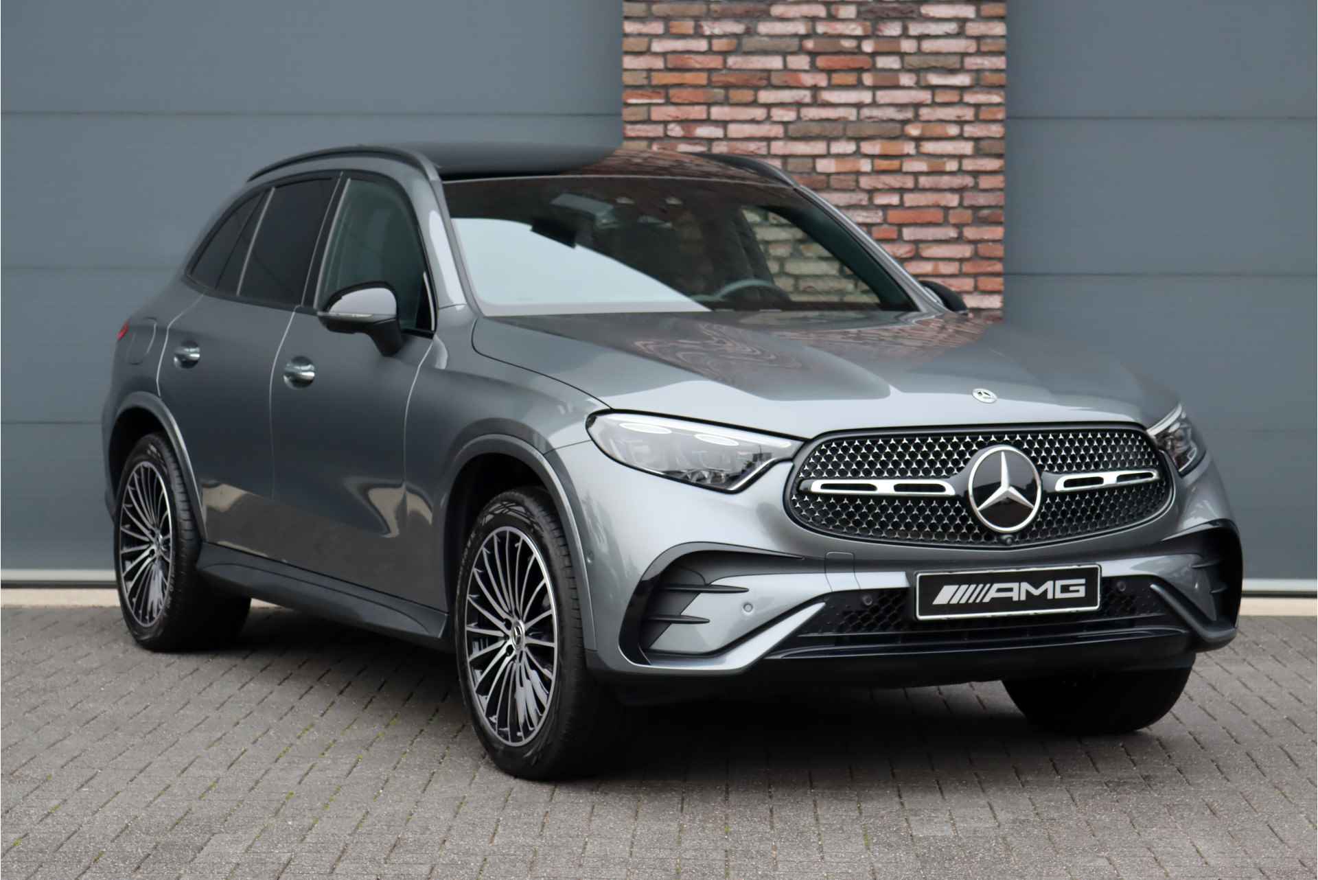 Mercedes-Benz GLC 300e 4MATIC AMG Line Premium Aut9 | Distronic+ | Nappa Leder | Panoramadak | Digital Light | Keyless Go | Trekhaak | Memory | Verwarmd Stuurwiel | Rijassistentiepakket+ | - 4/51