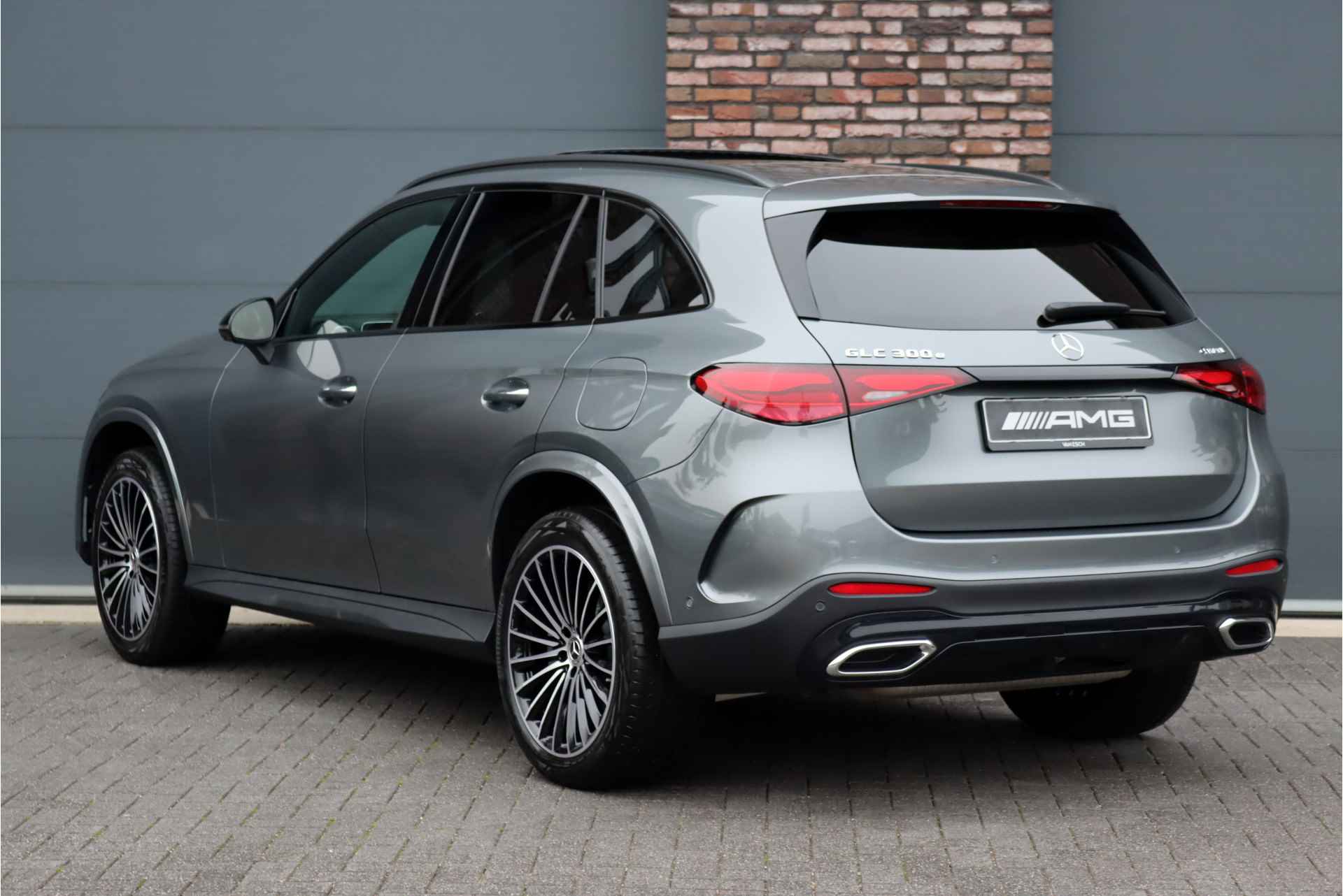 Mercedes-Benz GLC 300e 4MATIC AMG Line Premium Aut9 | Distronic+ | Nappa Leder | Panoramadak | Digital Light | Keyless Go | Trekhaak | Memory | Verwarmd Stuurwiel | Rijassistentiepakket+ | - 6/51