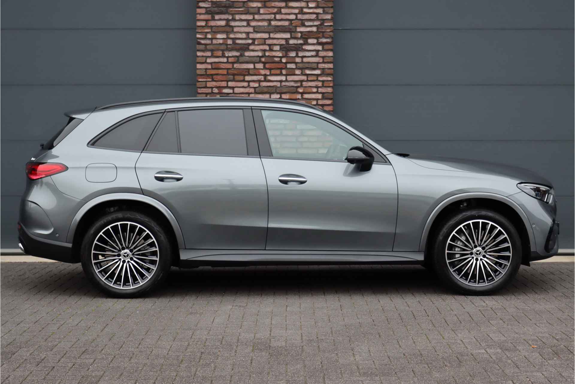 Mercedes-Benz GLC 300e 4MATIC AMG Line Premium Aut9 | Distronic+ | Nappa Leder | Panoramadak | Digital Light | Keyless Go | Trekhaak | Memory | Verwarmd Stuurwiel | Rijassistentiepakket+ | - 12/51