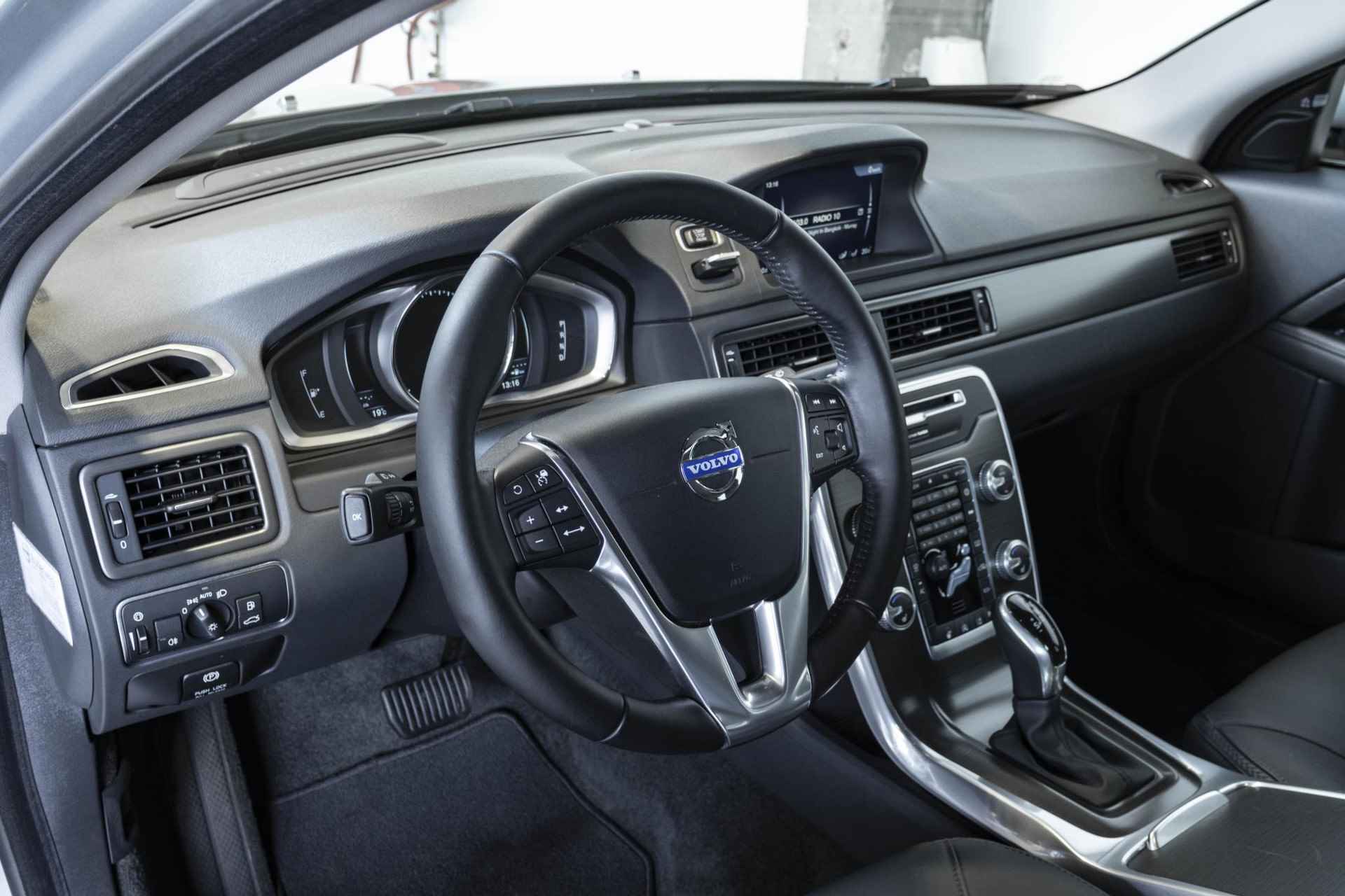 Volvo XC70 T5 Automaat FWD Nordic+ | 62.000KM | Origineel NL Auto | Dealer onderhouden | Parkeerverwarming | Elektrisch glazen schuif-/kanteldak | Parkeersensoren voor + achter | Adaptive cruise control | Stoelverwarming | Stuurwielverwarming | Harman Kardon premium audio| - 3/42