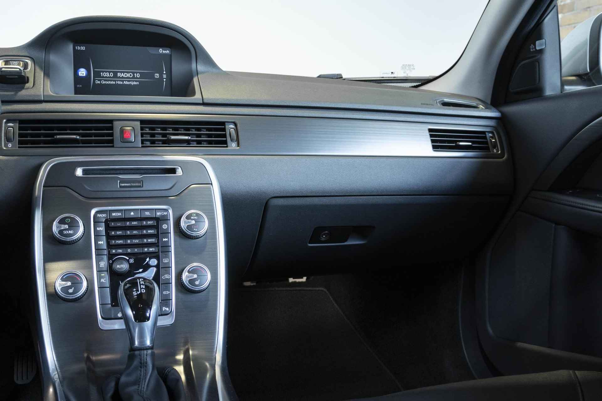 Volvo XC70 T5 Automaat FWD Nordic+ | 62.000KM | Origineel NL Auto | Dealer onderhouden | Parkeerverwarming | Elektrisch glazen schuif-/kanteldak | Parkeersensoren voor + achter | Adaptive cruise control | Stoelverwarming | Stuurwielverwarming | Harman Kardon premium audio| - 28/42