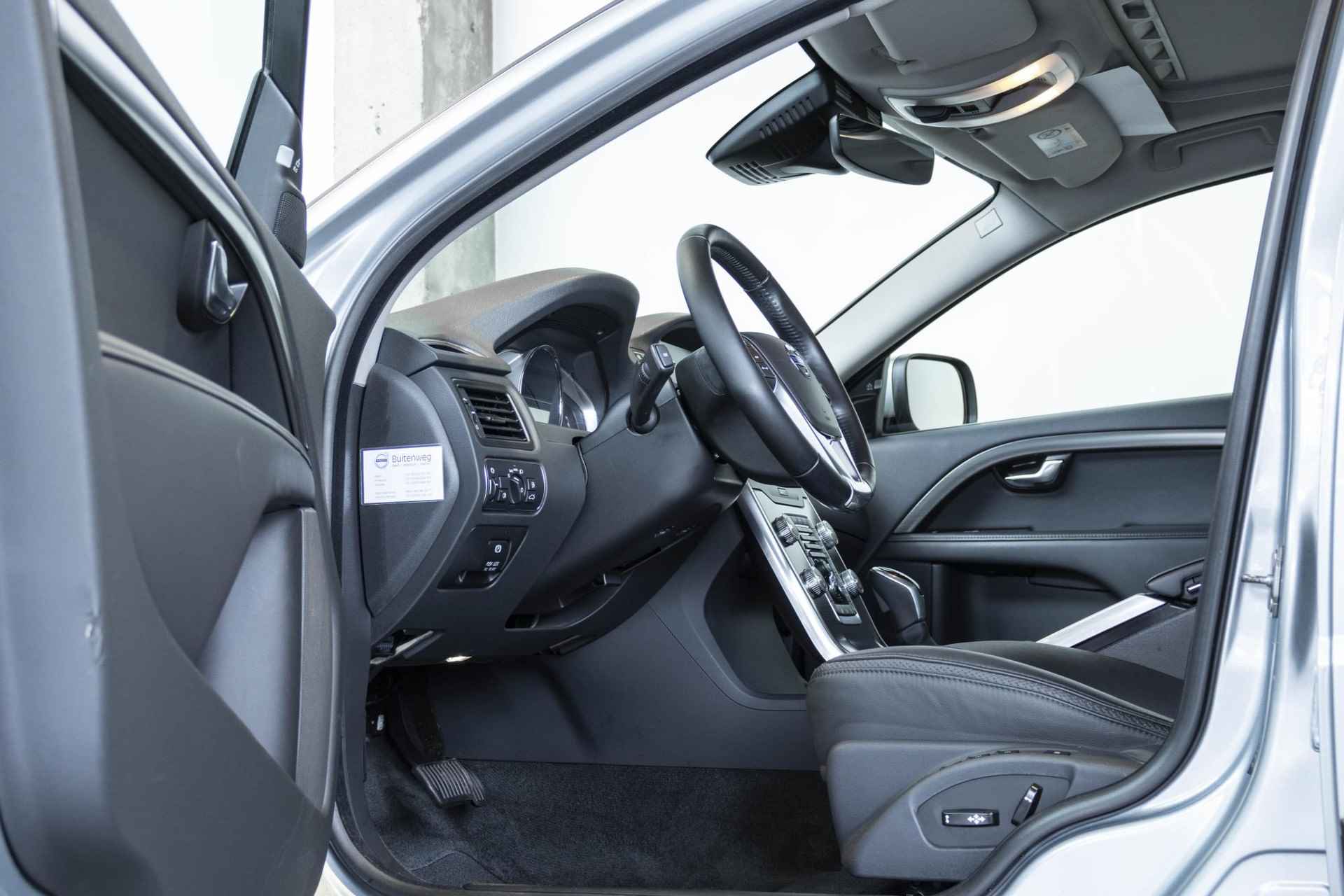 Volvo XC70 T5 Automaat FWD Nordic+ | 62.000KM | Origineel NL Auto | Dealer onderhouden | Parkeerverwarming | Elektrisch glazen schuif-/kanteldak | Parkeersensoren voor + achter | Adaptive cruise control | Stoelverwarming | Stuurwielverwarming | Harman Kardon premium audio| - 16/42