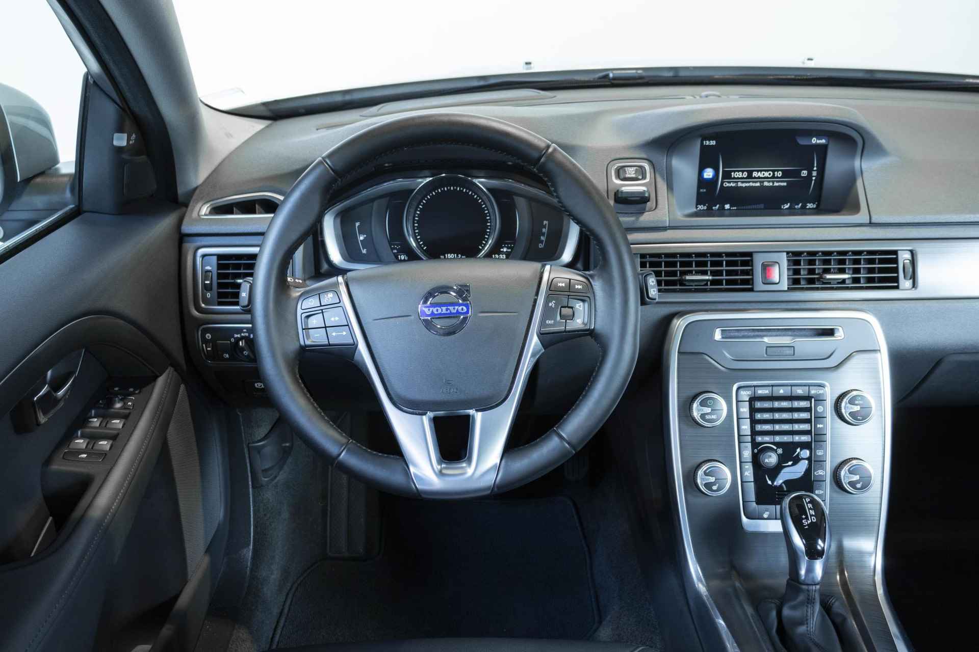 Volvo XC70 T5 Automaat FWD Nordic+ | 62.000KM | Origineel NL Auto | Dealer onderhouden | Parkeerverwarming | Elektrisch glazen schuif-/kanteldak | Parkeersensoren voor + achter | Adaptive cruise control | Stoelverwarming | Stuurwielverwarming | Harman Kardon premium audio| - 20/42