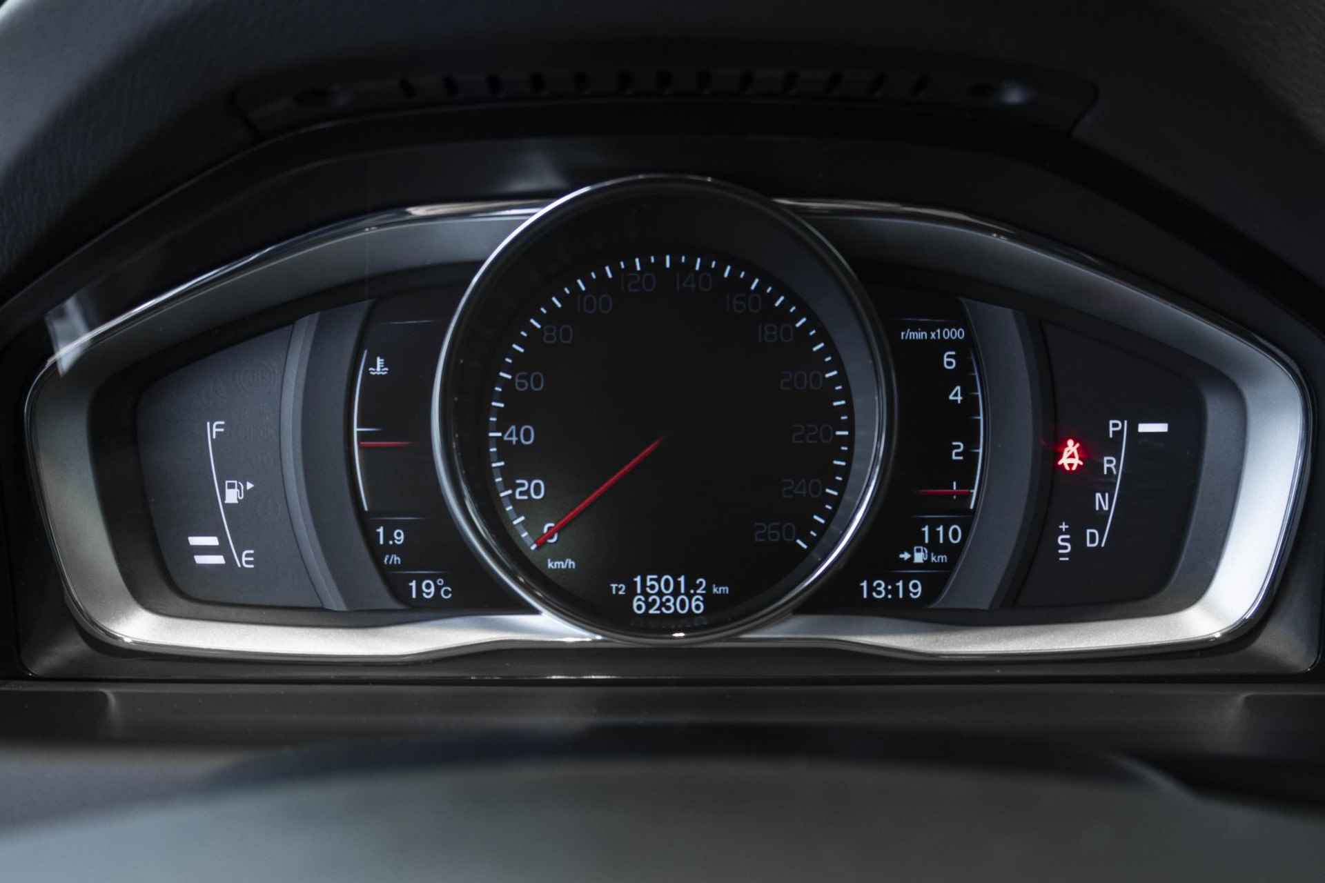 Volvo XC70 T5 Automaat FWD Nordic+ | 62.000KM | Origineel NL Auto | Dealer onderhouden | Parkeerverwarming | Elektrisch glazen schuif-/kanteldak | Parkeersensoren voor + achter | Adaptive cruise control | Stoelverwarming | Stuurwielverwarming | Harman Kardon premium audio| - 21/42
