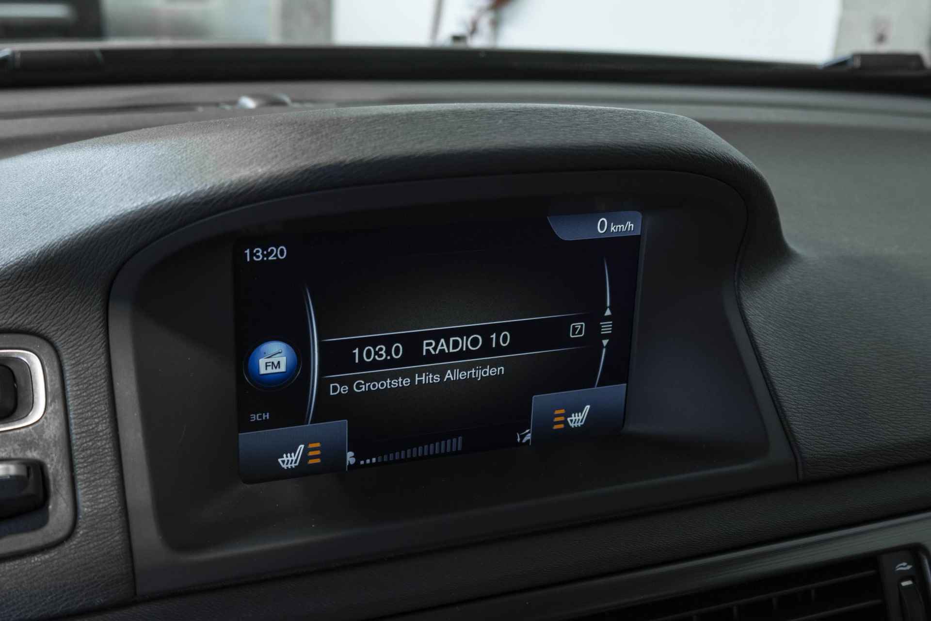 Volvo XC70 T5 Automaat FWD Nordic+ | 62.000KM | Origineel NL Auto | Dealer onderhouden | Parkeerverwarming | Elektrisch glazen schuif-/kanteldak | Parkeersensoren voor + achter | Adaptive cruise control | Stoelverwarming | Stuurwielverwarming | Harman Kardon premium audio| - 23/42