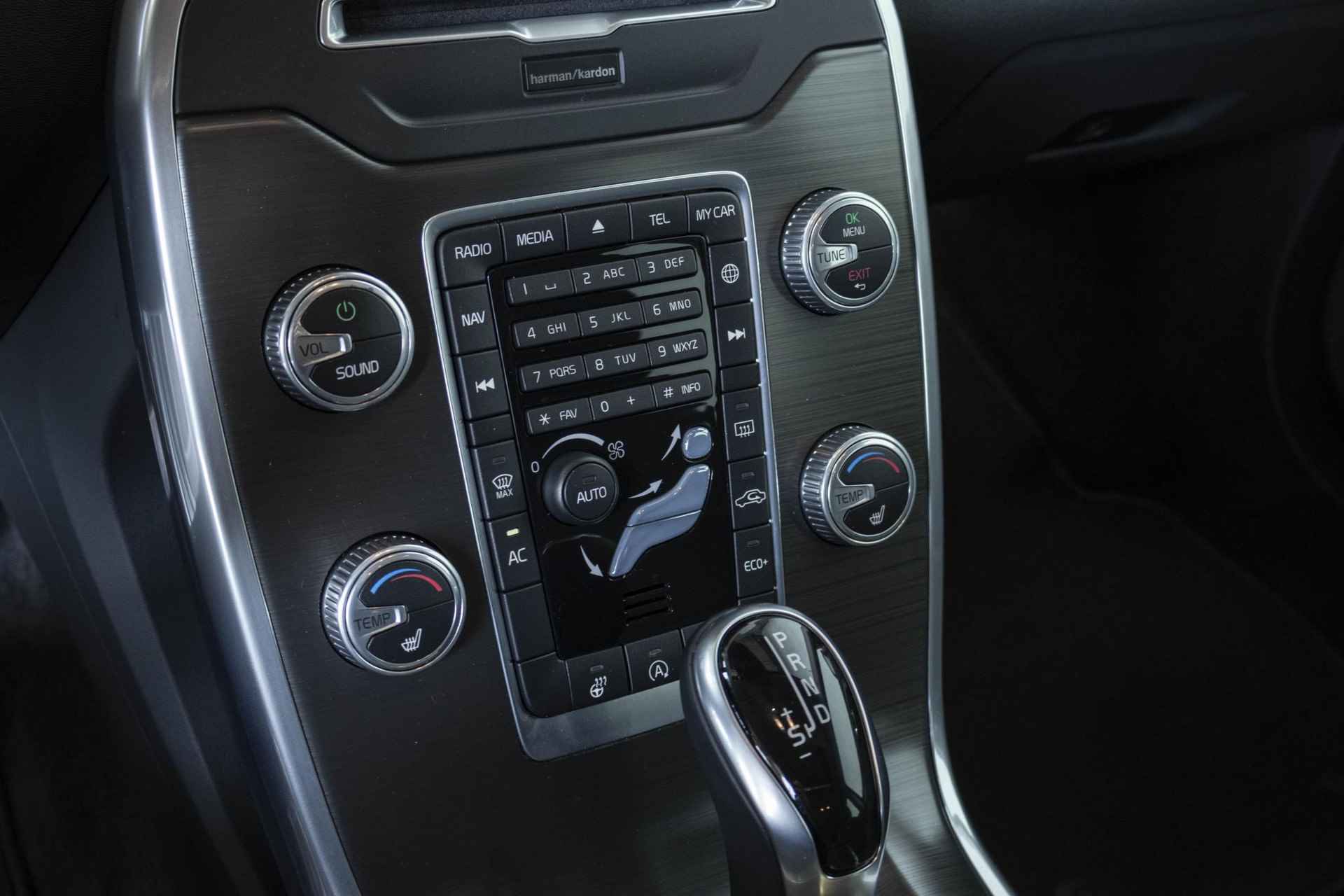 Volvo XC70 T5 Automaat FWD Nordic+ | 62.000KM | Origineel NL Auto | Dealer onderhouden | Parkeerverwarming | Elektrisch glazen schuif-/kanteldak | Parkeersensoren voor + achter | Adaptive cruise control | Stoelverwarming | Stuurwielverwarming | Harman Kardon premium audio| - 25/42