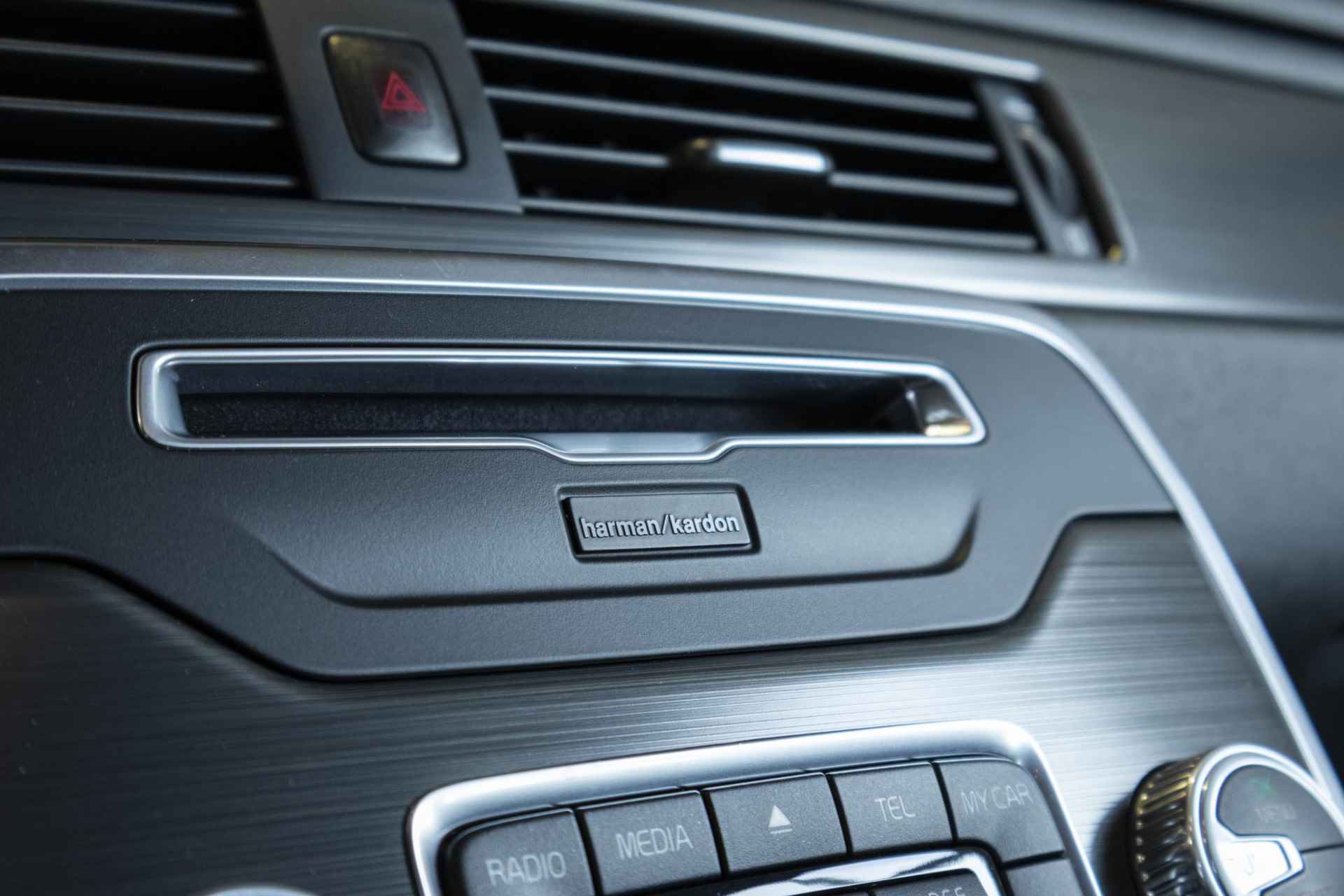 Volvo XC70 T5 Automaat FWD Nordic+ | 62.000KM | Origineel NL Auto | Dealer onderhouden | Parkeerverwarming | Elektrisch glazen schuif-/kanteldak | Parkeersensoren voor + achter | Adaptive cruise control | Stoelverwarming | Stuurwielverwarming | Harman Kardon premium audio| - 26/42