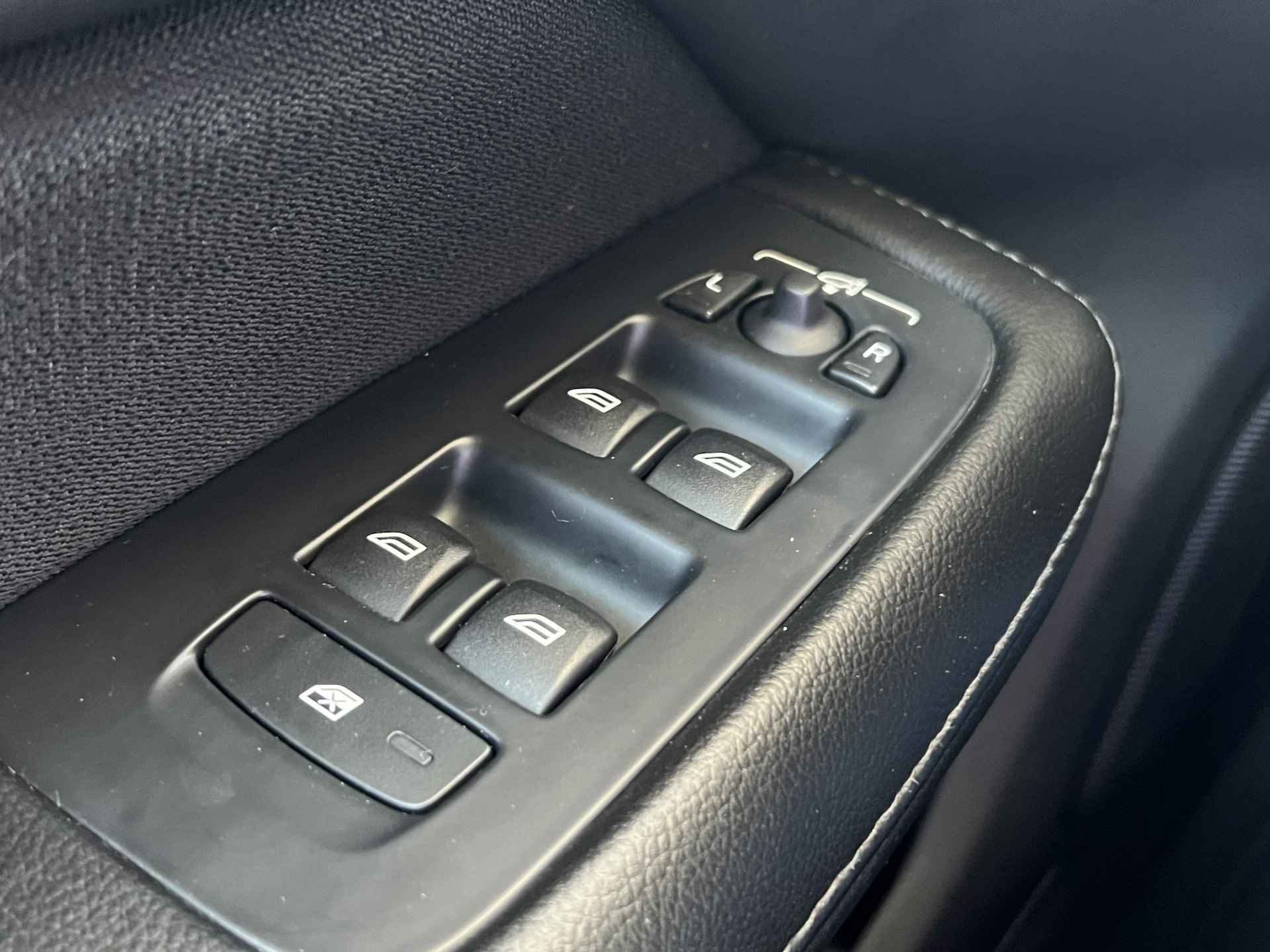 Volvo V60 2.0 D4 Automaat 190 pk Momentum Navigatie ACC Pilot Assit Carplay Blis Camera Parkeersensoren V+A Stoelverwarming Led Koplampen 17 Inch Velgen NL Auto - 28/45