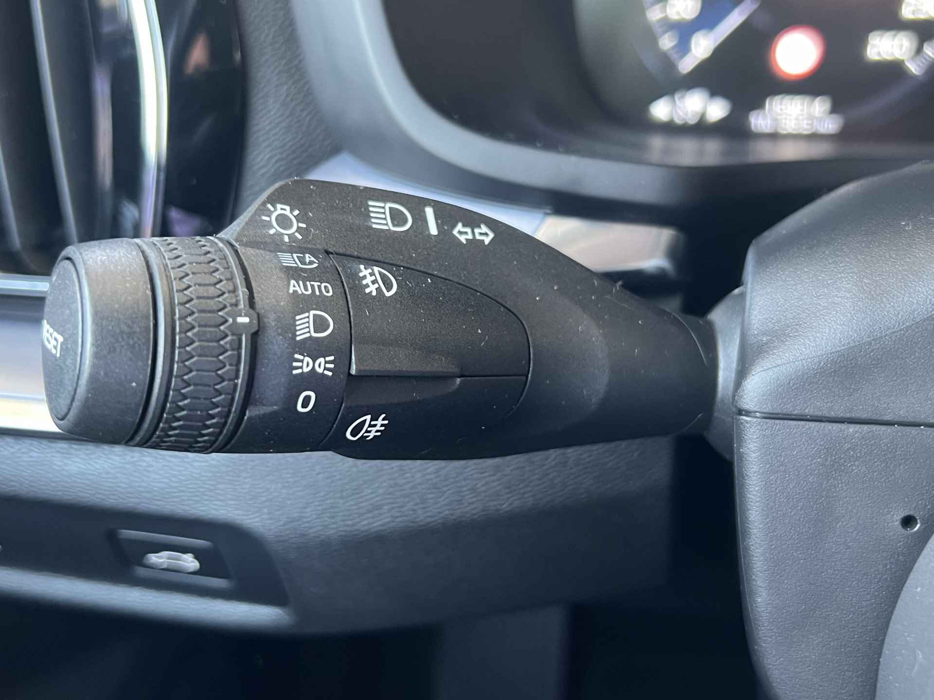 Volvo V60 2.0 D4 Automaat 190 pk Momentum Navigatie ACC Pilot Assit Carplay Blis Camera Parkeersensoren V+A Stoelverwarming Led Koplampen 17 Inch Velgen NL Auto - 29/45