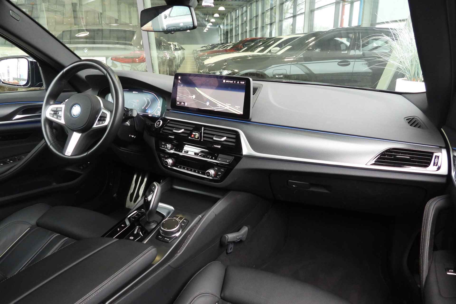 BMW 5 Serie Touring 530e High Executive M Sport Automaat / Panoramadak / Trekhaak / Stoelverwarming / Parking Assistant / Head-Up / Live Cockpit Professional / Active Cruise Control - 25/47