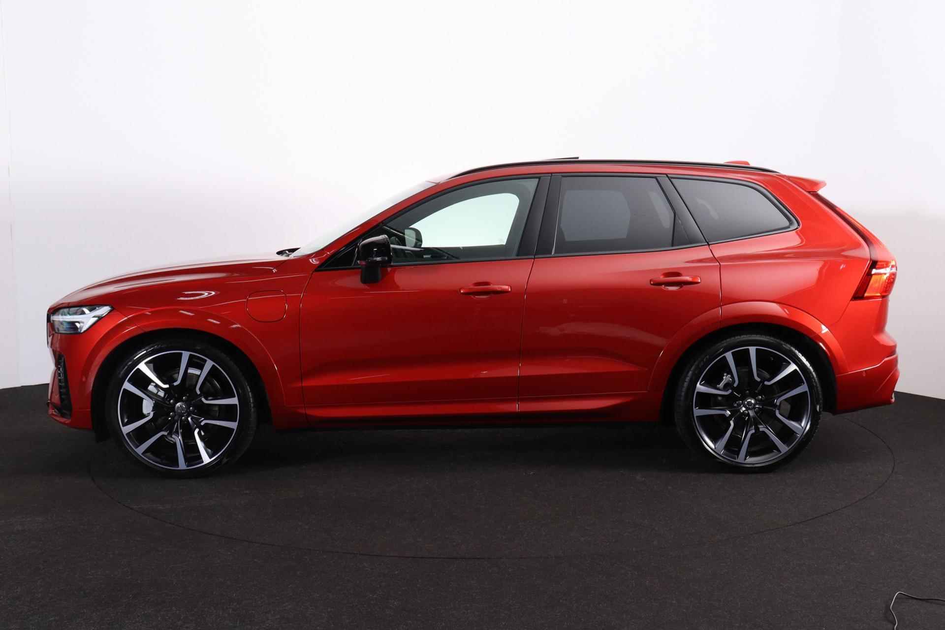 Volvo XC60 T6 Recharge AWD Ultimate Dark - LONG RANGE - Luchtvering - Panorama/schuifdak - IntelliSafe Assist & Surround - Bowers & Wilkins audio - 360º Camera - Verwarmde voorstoelen, stuur & achterbank - Parkeersensoren voor & achter - Elektr. bedienb. voorstoelen met geheugen - Head up display - Draadloze tel. lader - Extra getint glas - Elektr. inklapbare trekhaak - 22' LMV - 3/28