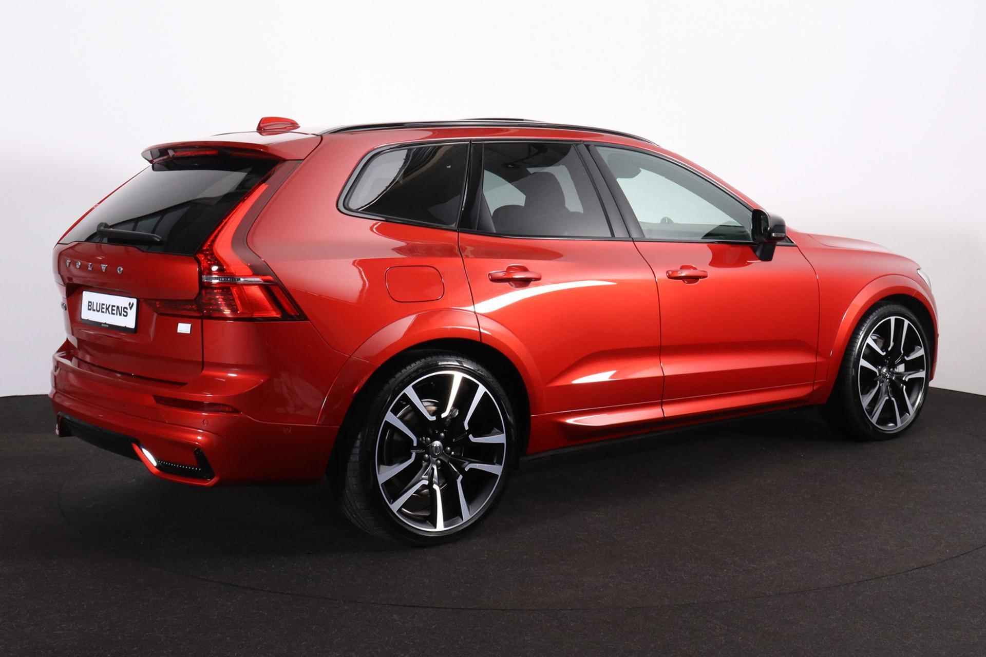 Volvo XC60 T6 Recharge AWD Ultimate Dark - LONG RANGE - Luchtvering - Panorama/schuifdak - IntelliSafe Assist & Surround - Bowers & Wilkins audio - 360º Camera - Verwarmde voorstoelen, stuur & achterbank - Parkeersensoren voor & achter - Elektr. bedienb. voorstoelen met geheugen - Head up display - Draadloze tel. lader - Extra getint glas - Elektr. inklapbare trekhaak - 22' LMV - 5/28