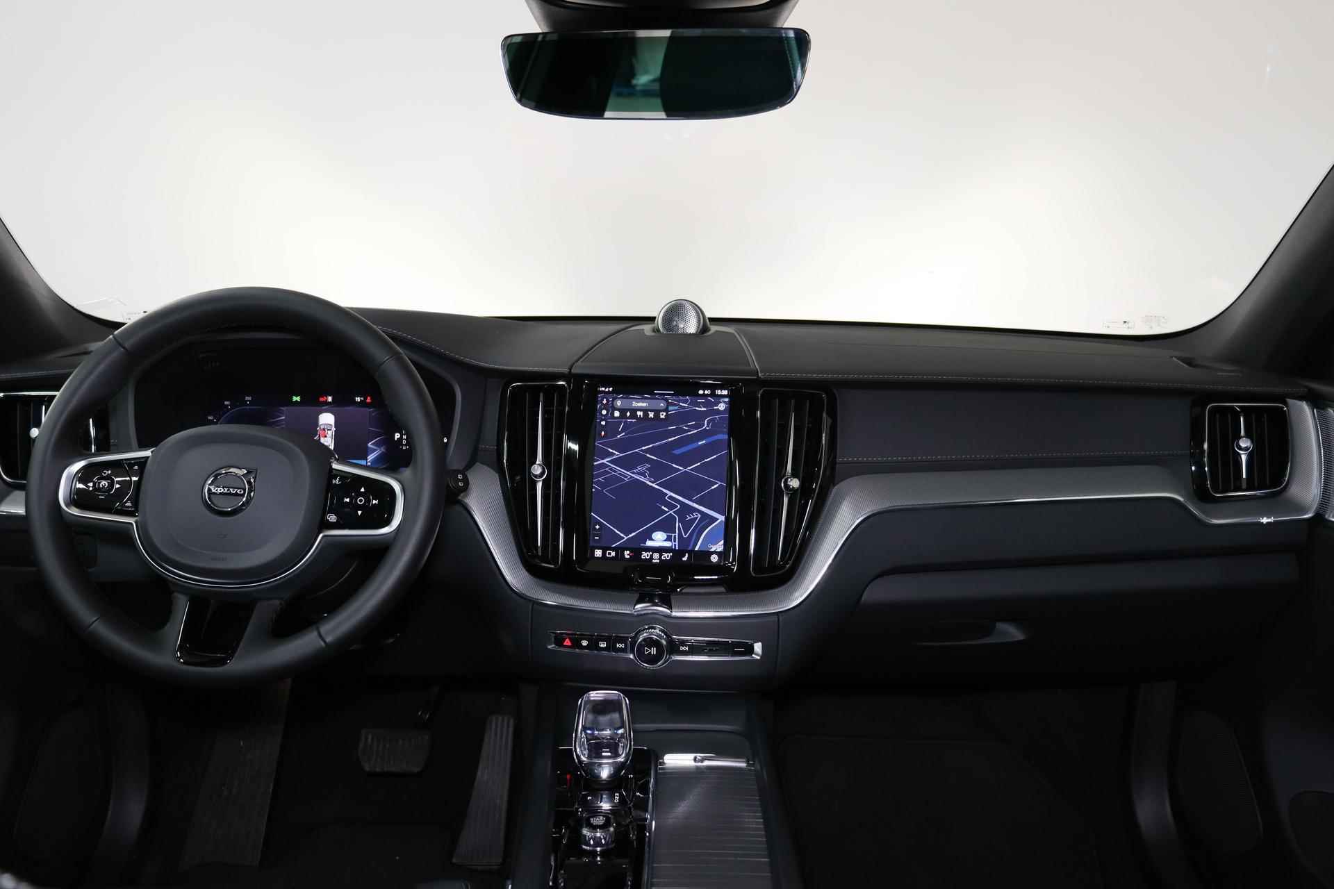 Volvo XC60 T6 Recharge AWD Ultimate Dark - LONG RANGE - Luchtvering - Panorama/schuifdak - IntelliSafe Assist & Surround - Bowers & Wilkins audio - 360º Camera - Verwarmde voorstoelen, stuur & achterbank - Parkeersensoren voor & achter - Elektr. bedienb. voorstoelen met geheugen - Head up display - Draadloze tel. lader - Extra getint glas - Elektr. inklapbare trekhaak - 22' LMV - 25/28