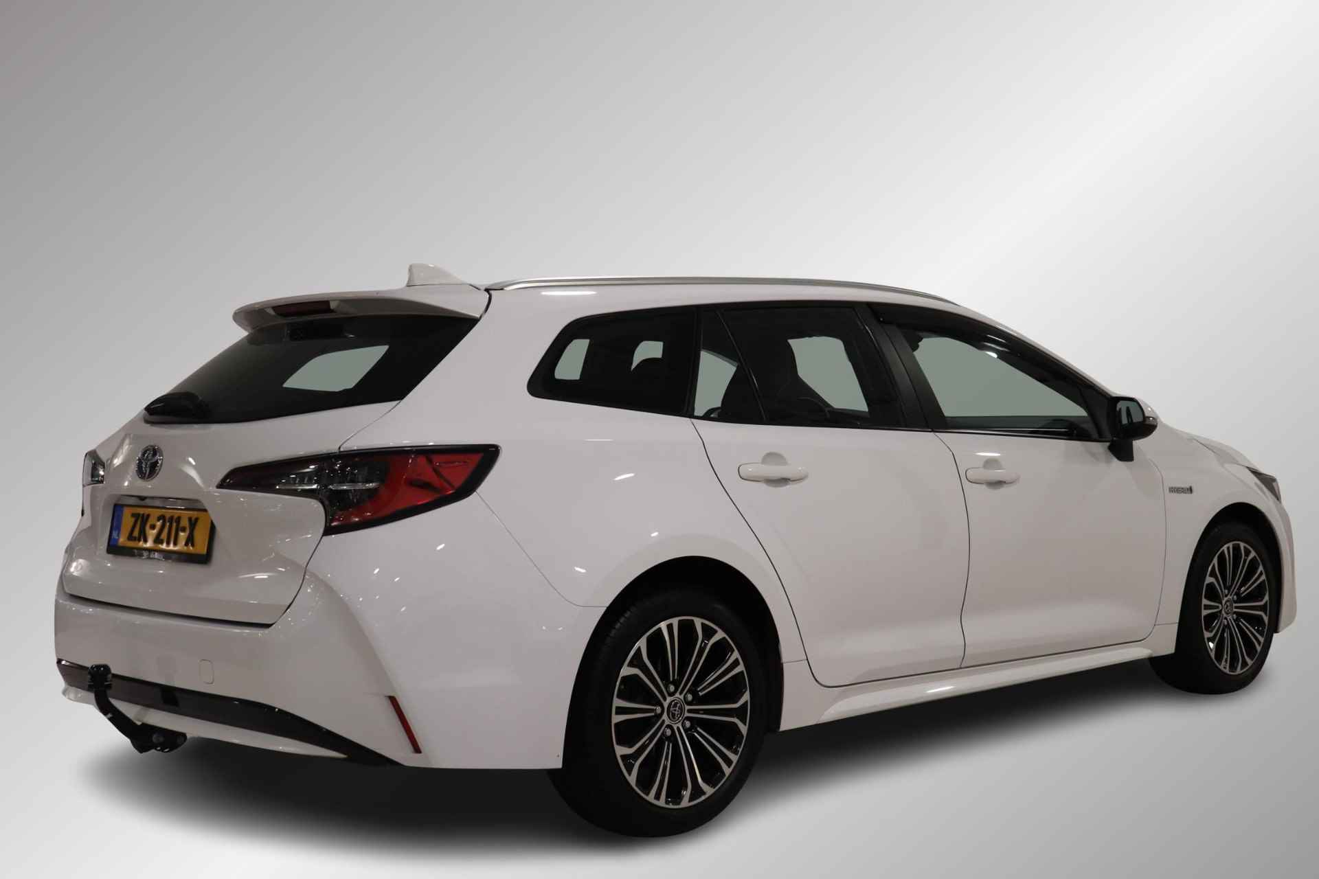 Toyota Corolla Touring Sports 1.8 Hybrid First Edition, Trekhaak, Climate Control, Cruise Control, Apple Carplay & Android Auto, Camera, Navigatie! - 2/39