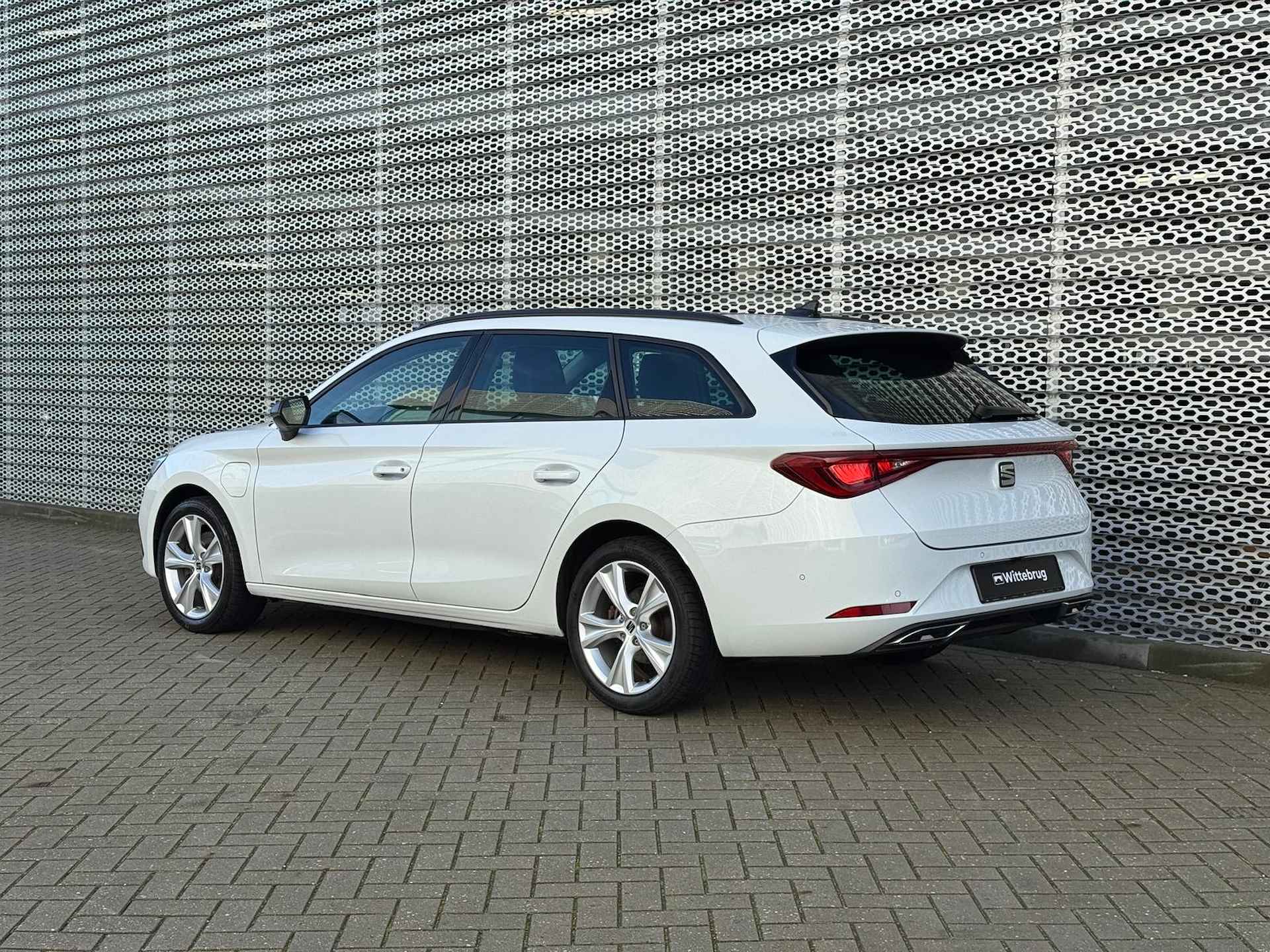 SEAT Leon Sportstourer 1.4 TSI eHybrid PHEV 204PK DSG FR / 17" LMV / Panoramadak / Achteruitrijcamera / Stuur + Stoelverwarming - 7/26