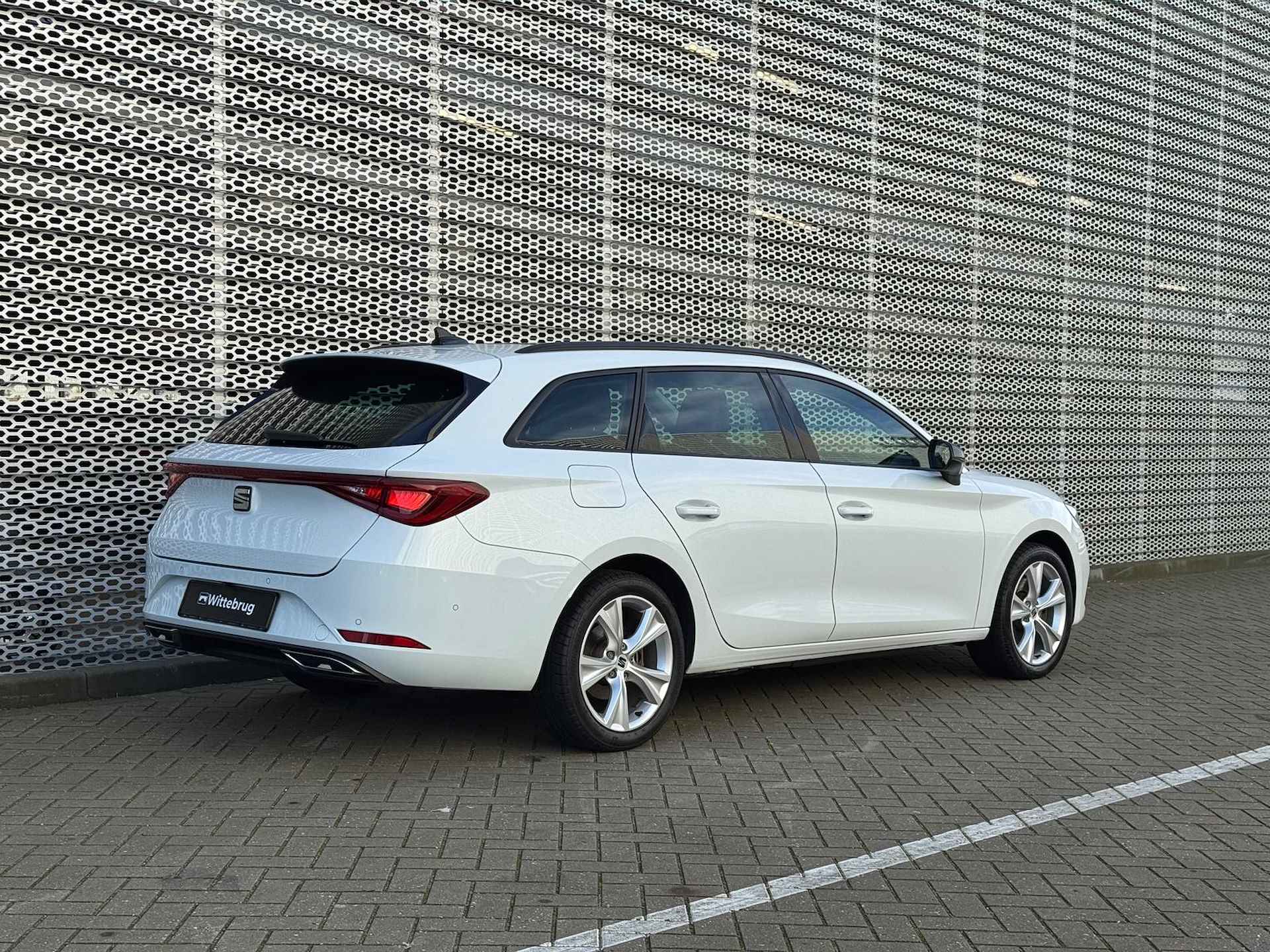 SEAT Leon Sportstourer 1.4 TSI eHybrid PHEV 204PK DSG FR / 17" LMV / Panoramadak / Achteruitrijcamera / Stuur + Stoelverwarming - 9/26