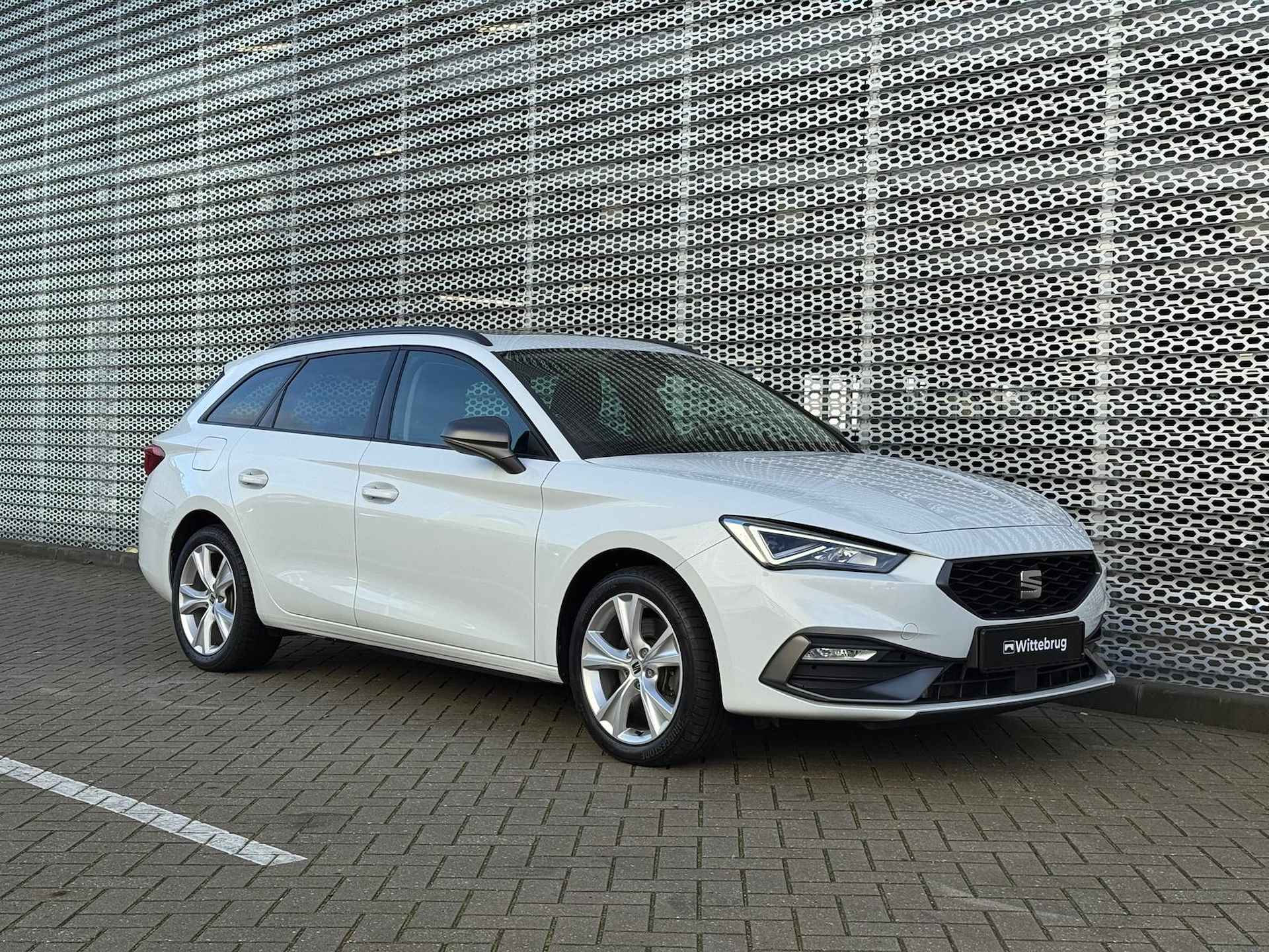 SEAT Leon Sportstourer 1.4 TSI eHybrid PHEV 204PK DSG FR / 17" LMV / Panoramadak / Achteruitrijcamera / Stuur + Stoelverwarming - 11/26