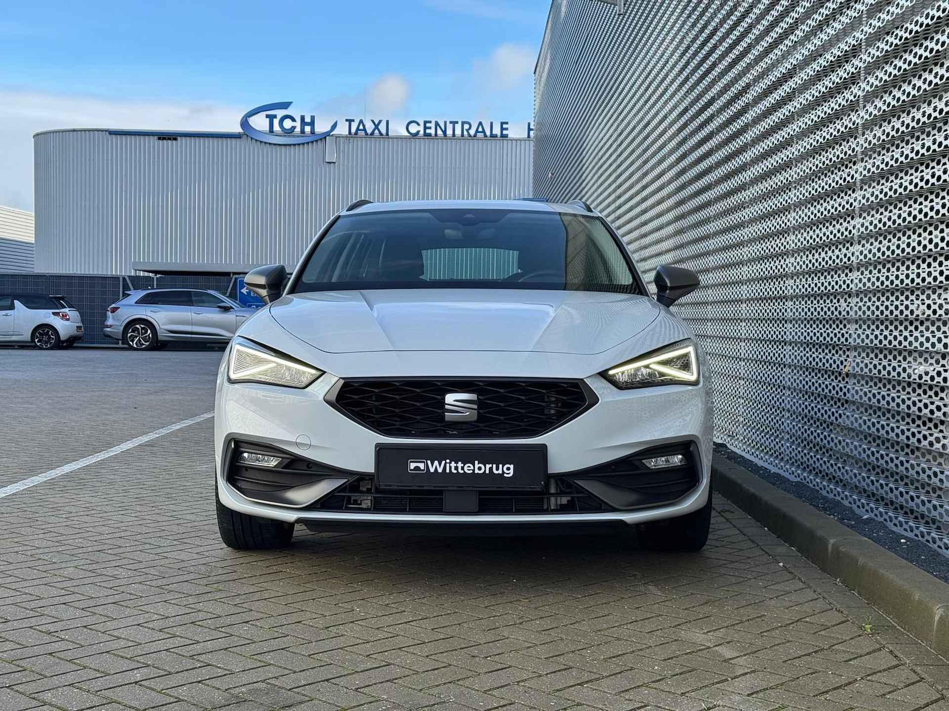 SEAT Leon Sportstourer 1.4 TSI eHybrid PHEV 204PK DSG FR / 17" LMV / Panoramadak / Achteruitrijcamera / Stuur + Stoelverwarming - 12/26