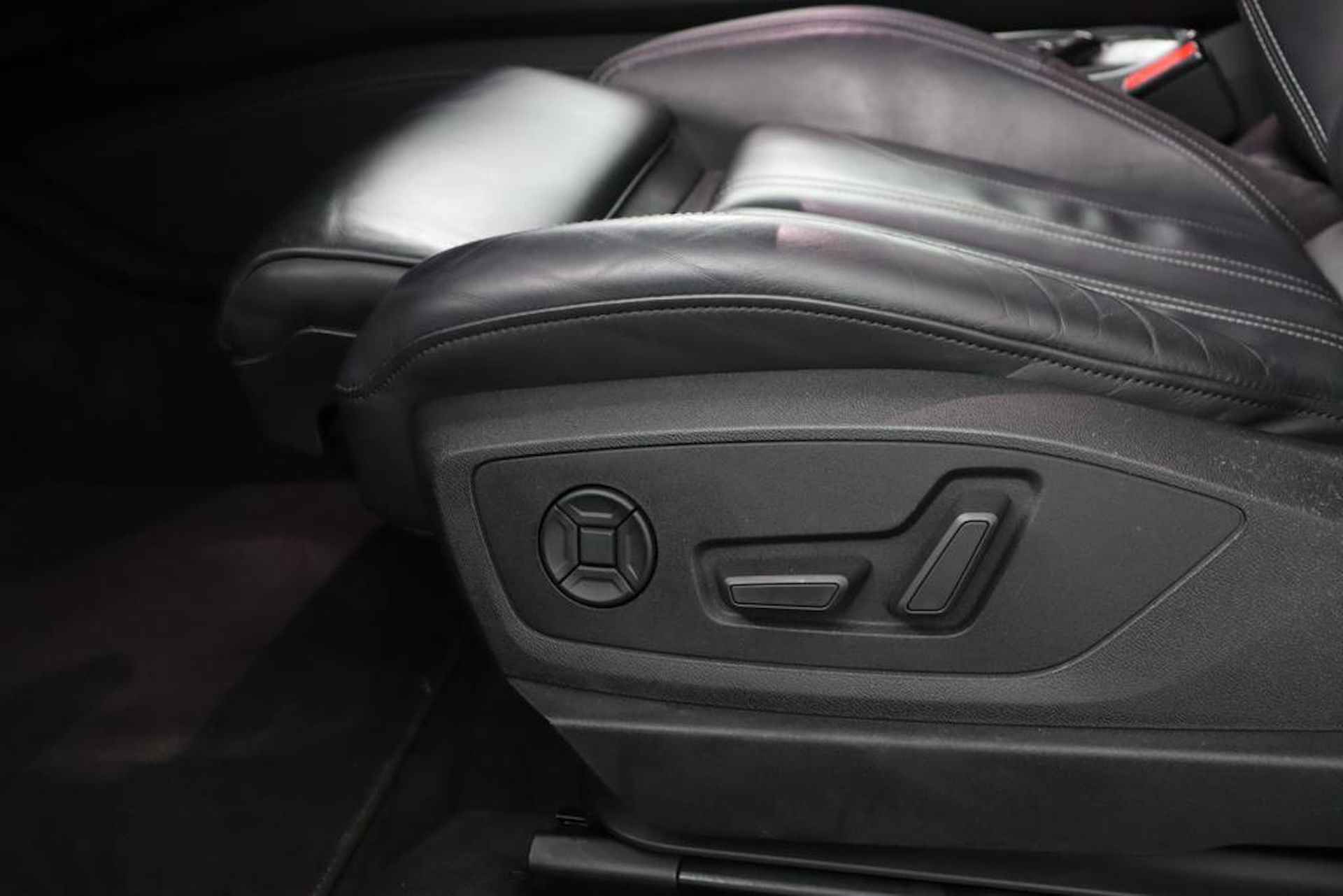 Audi e-tron e-tron 55 quattro Advanced 95 kWh / Pano-Dak / Black-Style - 42/67