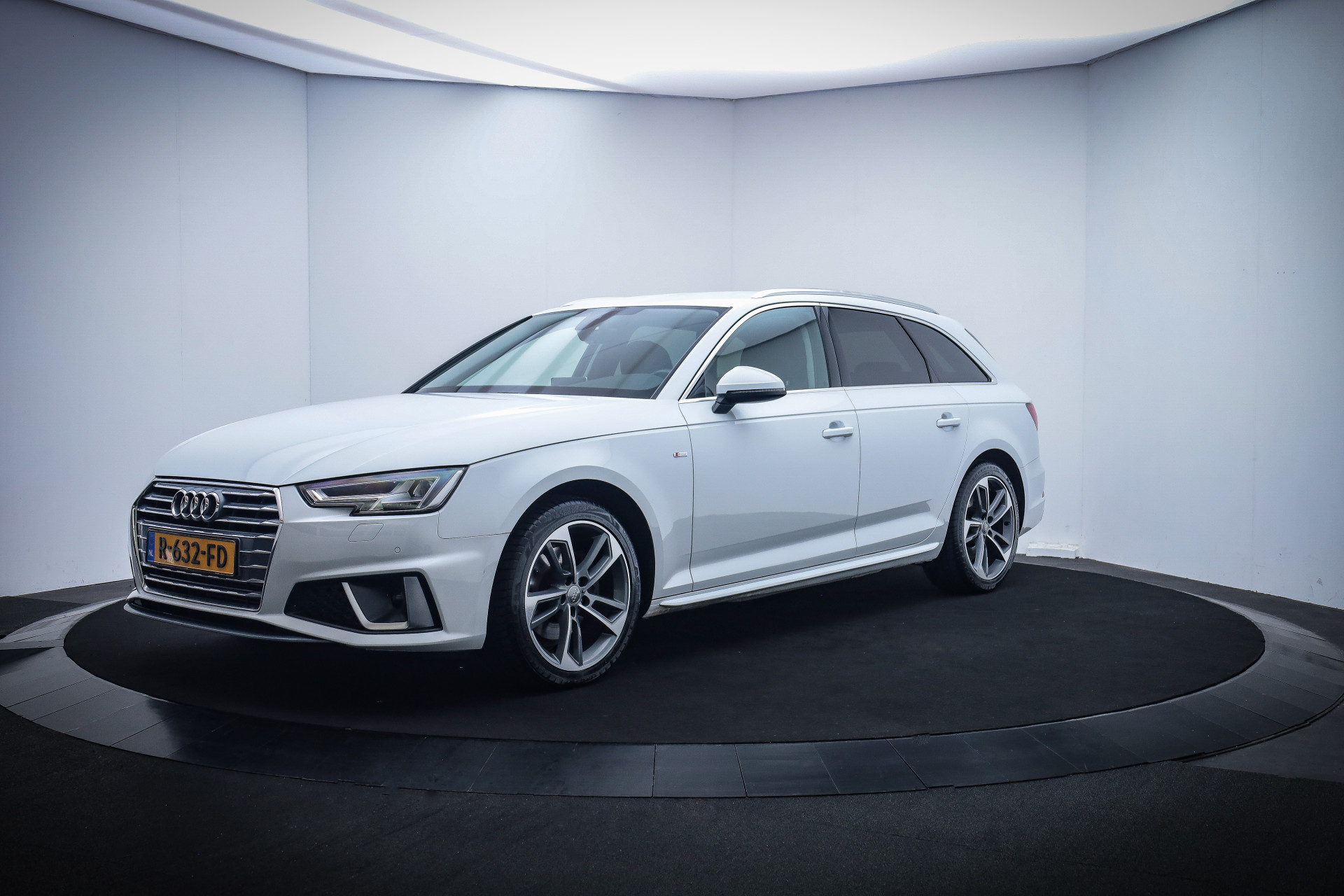 Audi A4 Avant 35(2.0)TFSI S-Tr. S-LINE Int FULL LED/DIGIDASH/CARPLAY/NAVI/CRUISE/PDC V+A/TREKHAAK/LMV 18''