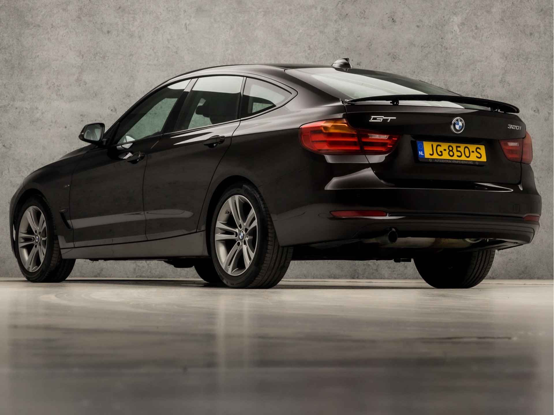 BMW 3-serie Gran Turismo 320i High Executive Sportline 184Pk Automaat (GROOT NAVI, HEAD-UP DISPLAY, CLIMATE, STOELVERWARMING, LEDEREN SPORTSTOELEN, PARKEERSENSOREN, LED KOPLAMPEN, CRUISE, NIEUWE APK, NIEUWSTAAT) - 3/37