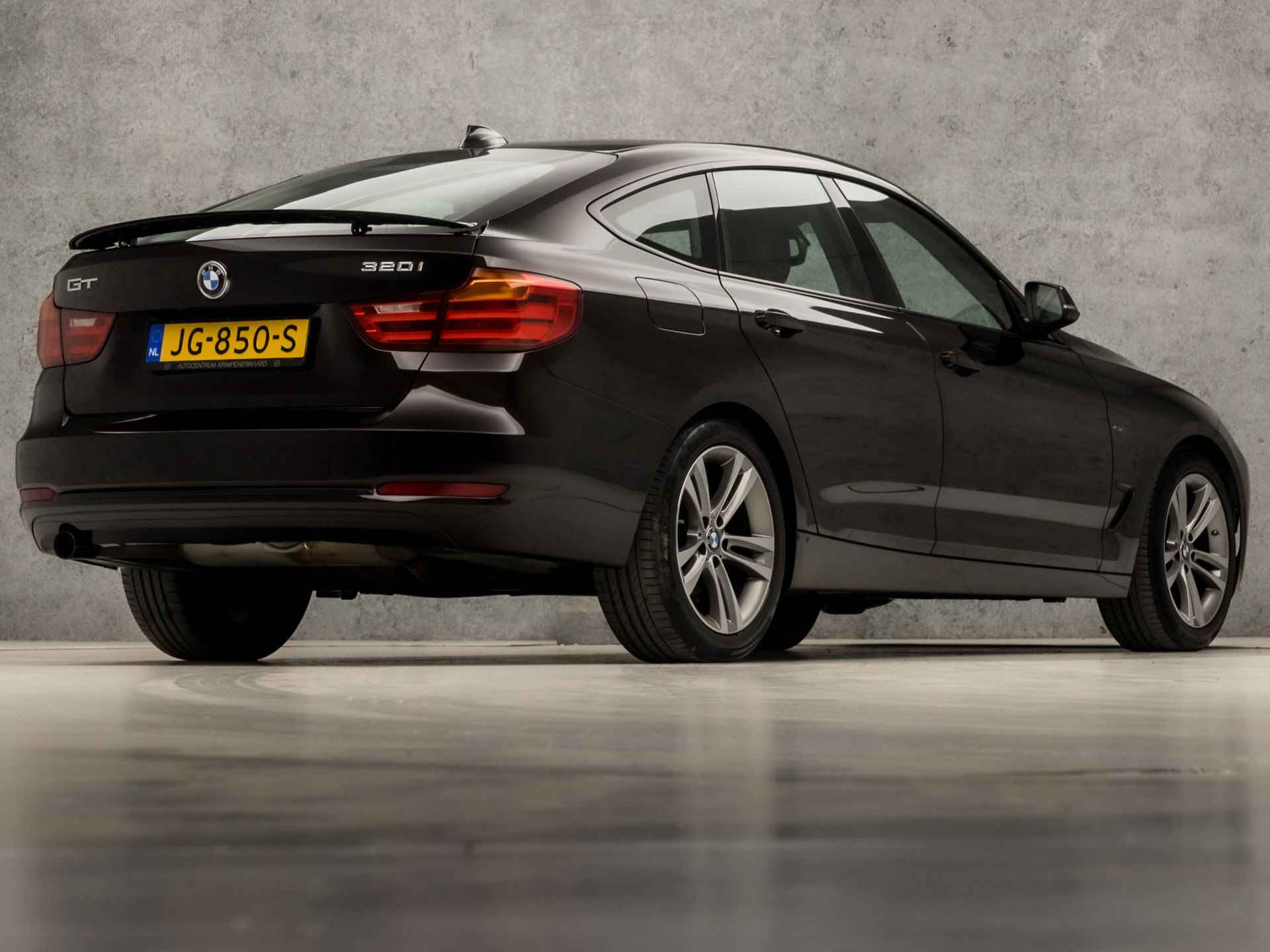 BMW 3-serie Gran Turismo 320i High Executive Sportline 184Pk Automaat (GROOT NAVI, HEAD-UP DISPLAY, CLIMATE, STOELVERWARMING, LEDEREN SPORTSTOELEN, PARKEERSENSOREN, LED KOPLAMPEN, CRUISE, NIEUWE APK, NIEUWSTAAT) - 5/37