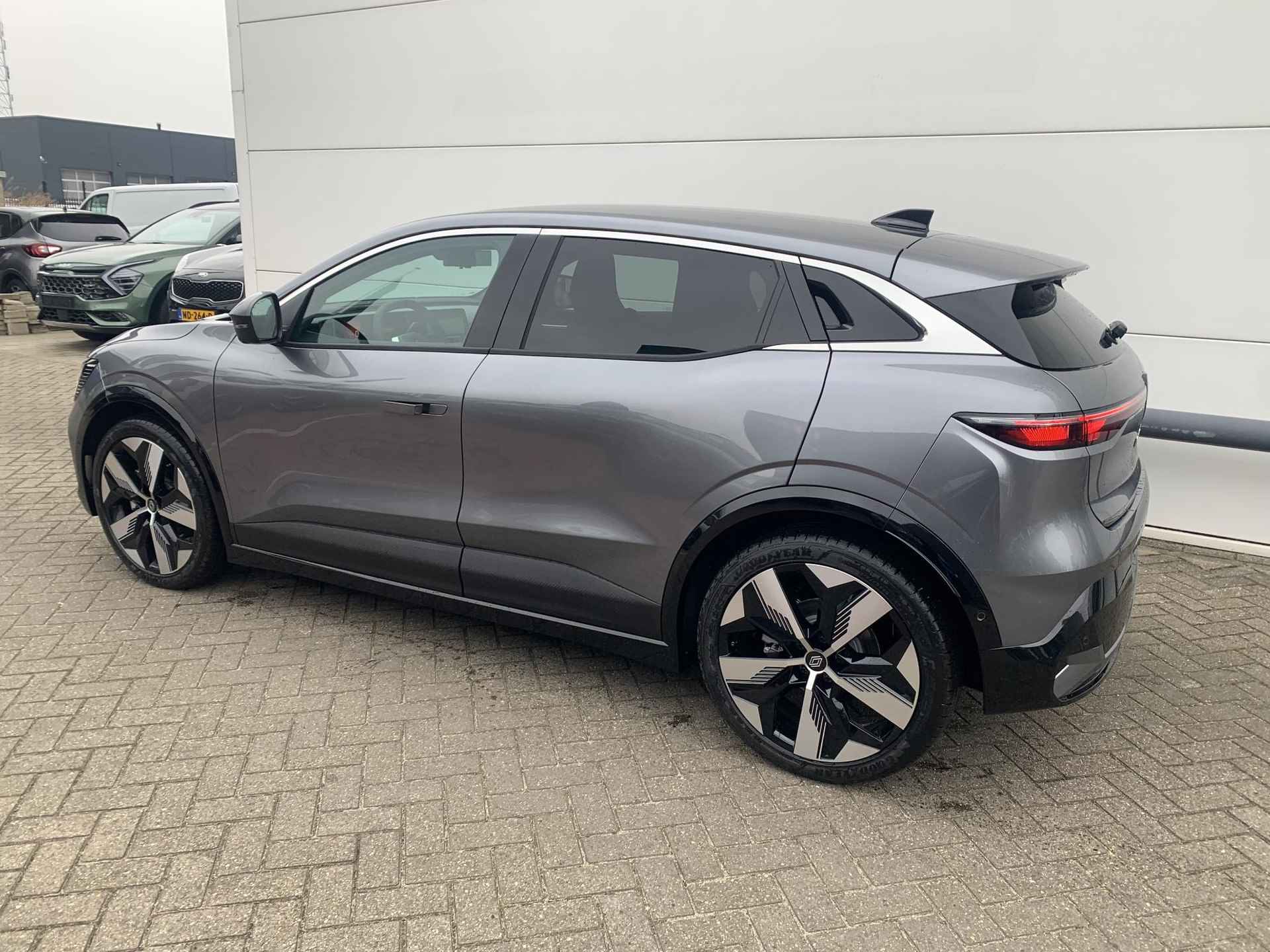 Renault Megane E-Tech Comfort Range Techno 60 kWh Nu op voorraad bij Zeeuw & Zeeuw Naaldwijk // voorraad voordeel 2.000 euro // accessoire cheque voor de zakelijke rijder 750 euro - 4/14