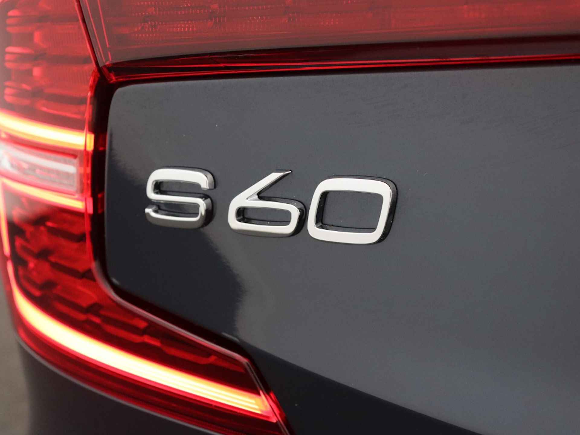 Volvo S60 2.0 B4 Plus Dark | Panorama dak | Sportstoelen | Camera | - 42/45