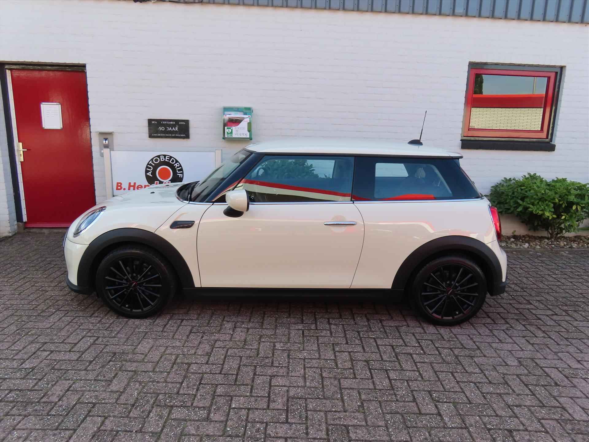 Mini Mini 3-Deurs (f56) 1.5 102pk Aut One Business Edition/ Navigatie/ Half lederen bekleding/ John Cooper Works velgen/ Parkeersensoren/ DAB/ 1 Eigenaar/ Origineel NL/ NAP - 4/40